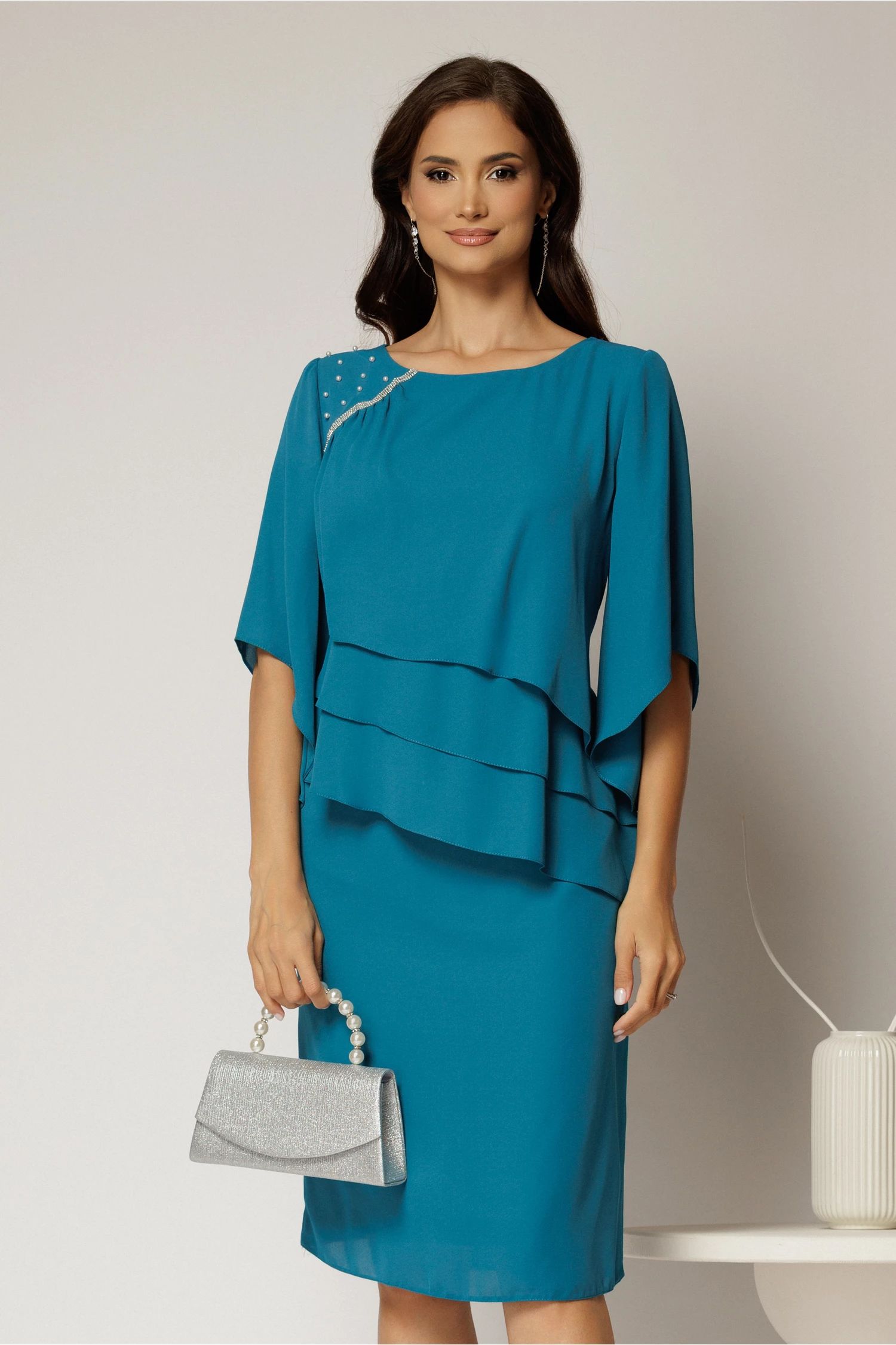 Rochie midi turcoaz de ocazie cu croi drept si perle la decolteu