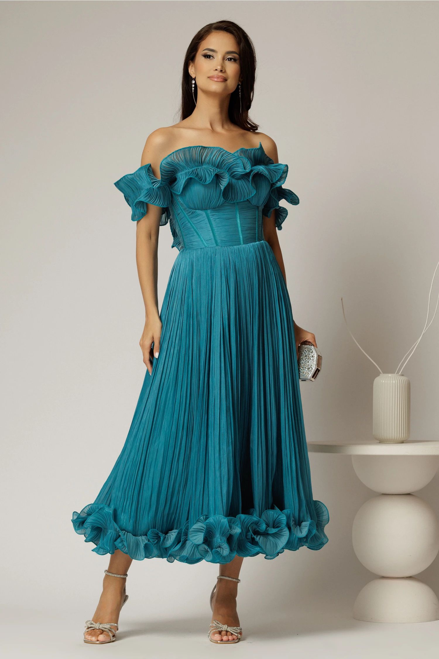 Rochie midi turcoaz in clos din voal satinat cu volanase la bust si la baza