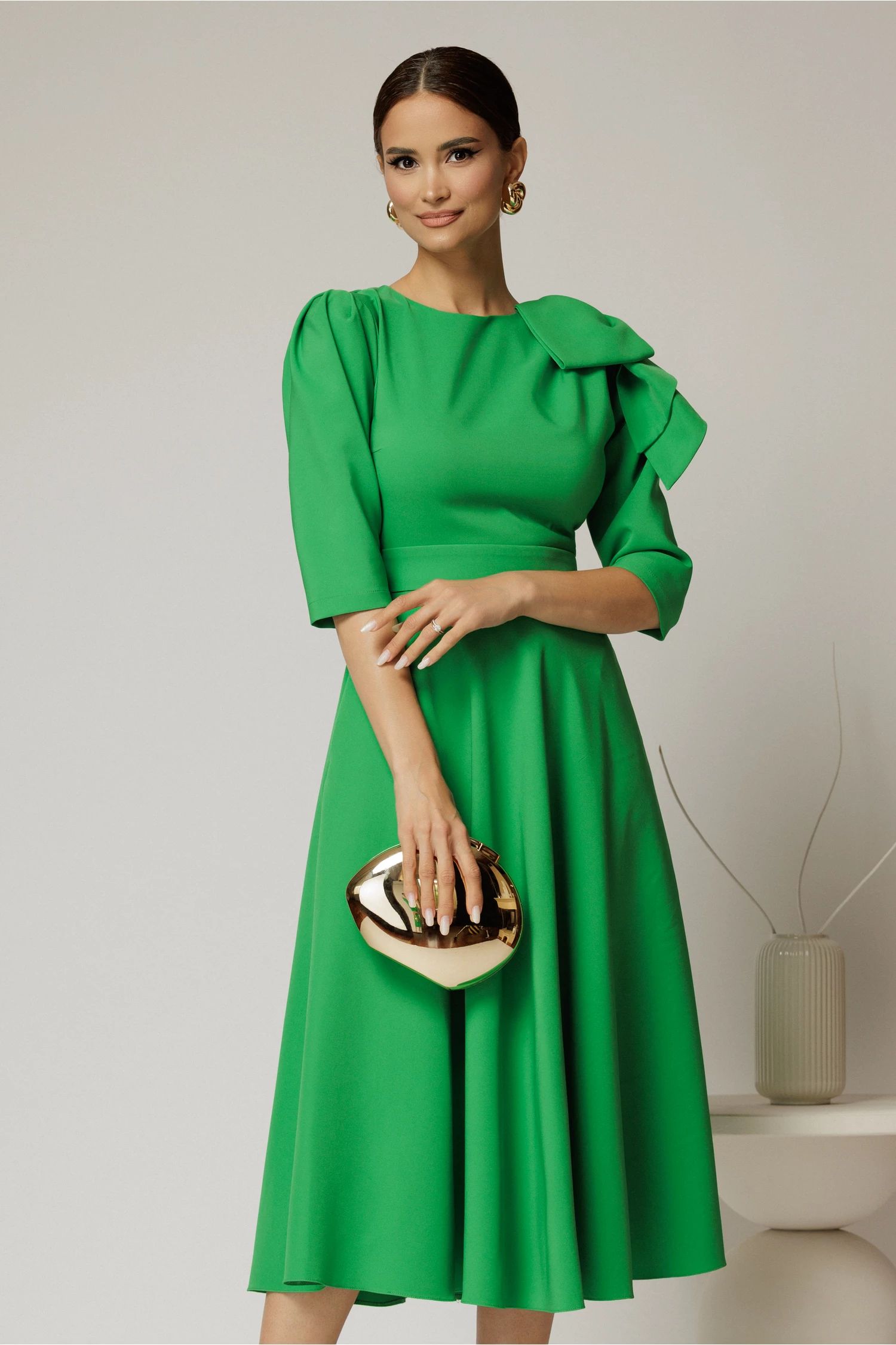 Rochie midi verde clos cu funda ampla pe umar si cordon detasabil