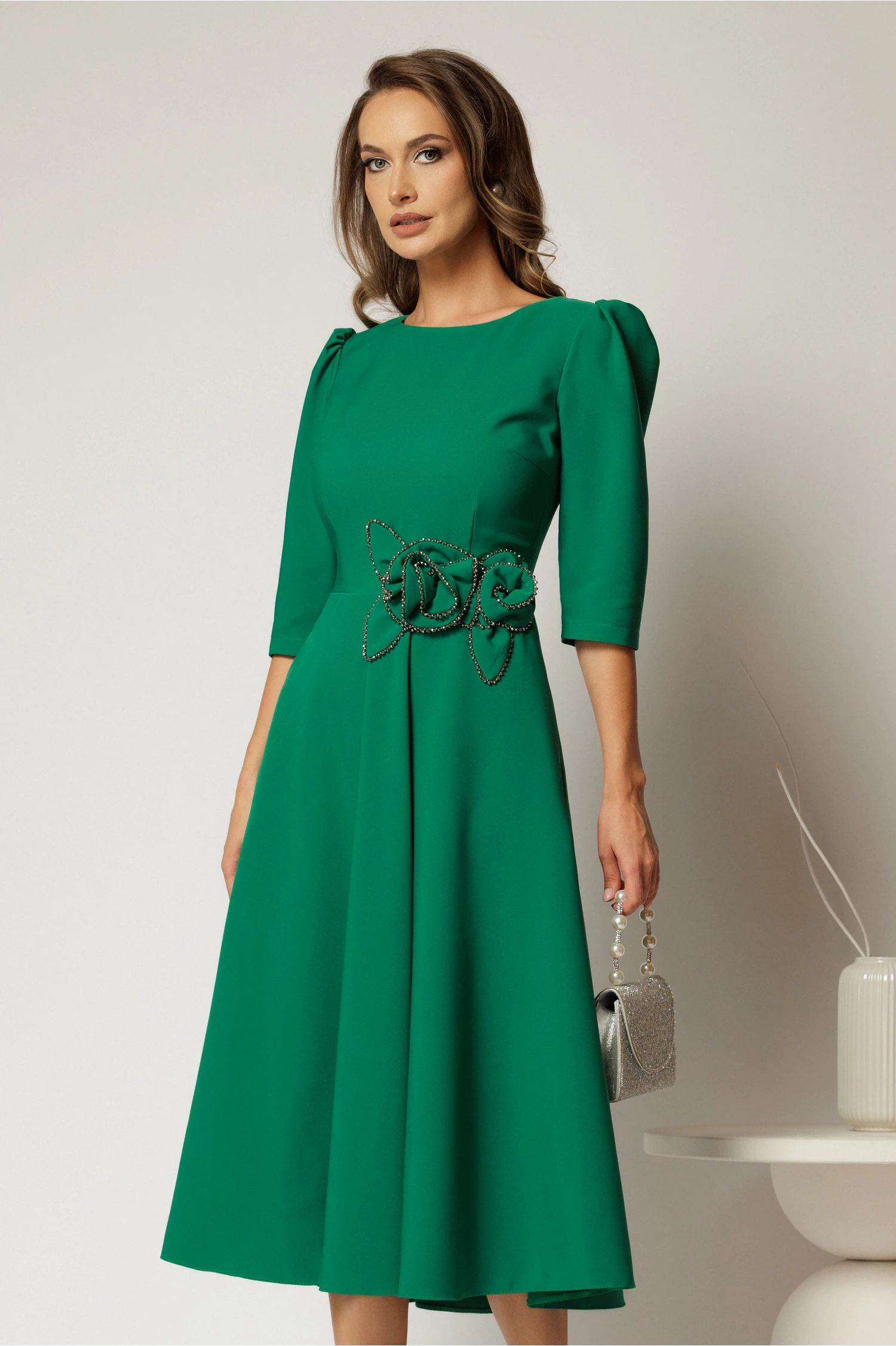 Rochie midi verde clos de ocazie cu floare si detalii