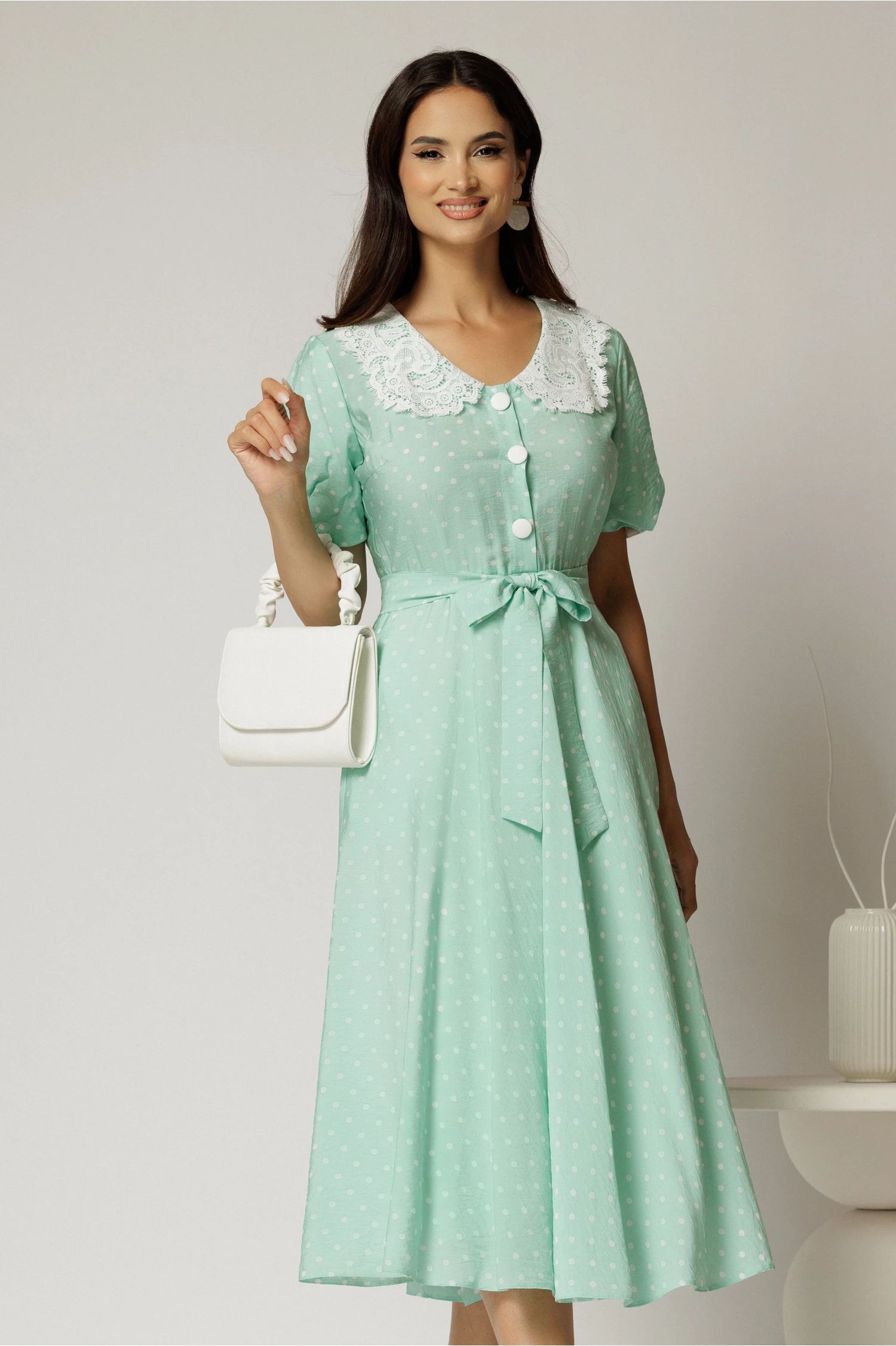 Rochie midi verde cu buline de zi si guler brodat
