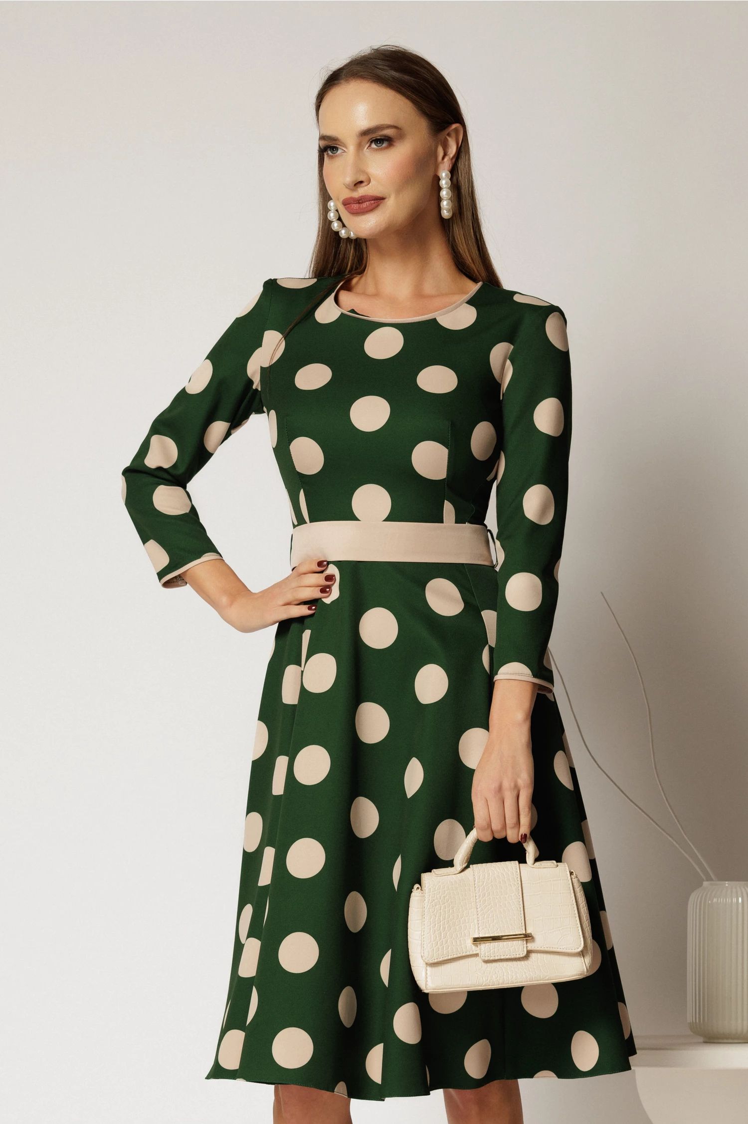 Rochie midi verde cu cordon si buline mari bej