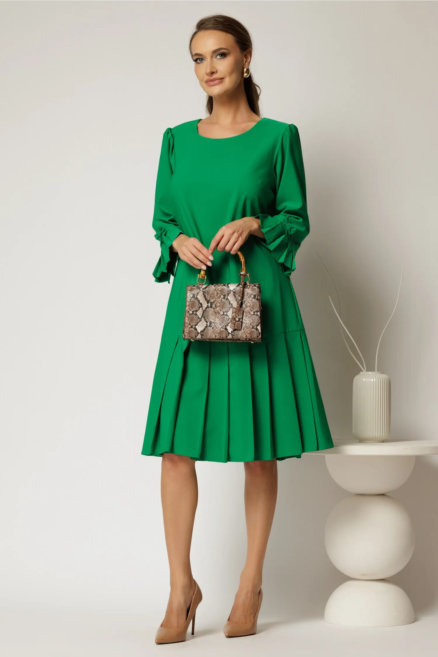 Rochie midi verde cu croi drept si pliuri la baza fustei 3