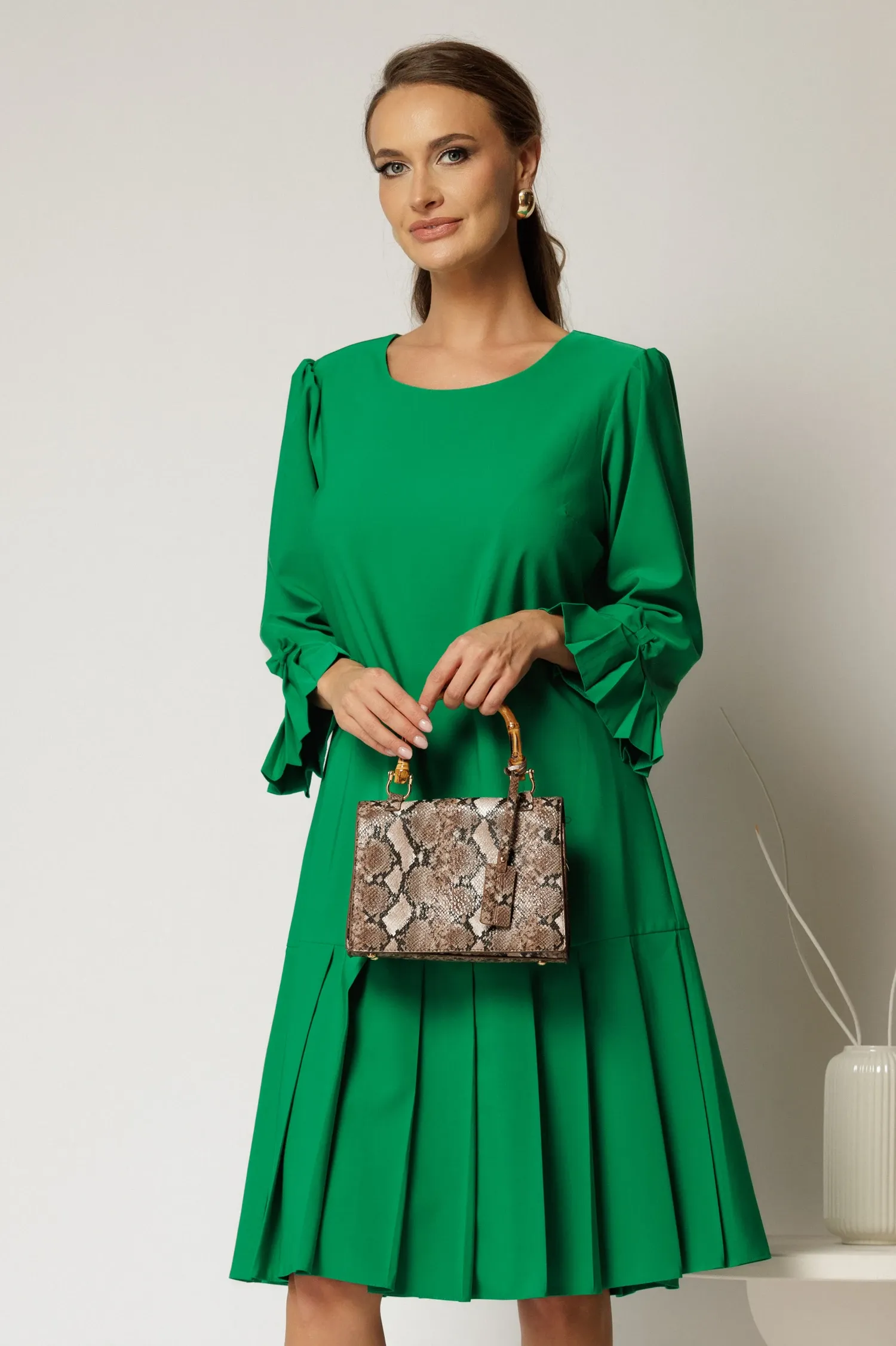 Rochie midi verde cu croi drept si pliuri la baza fustei 1