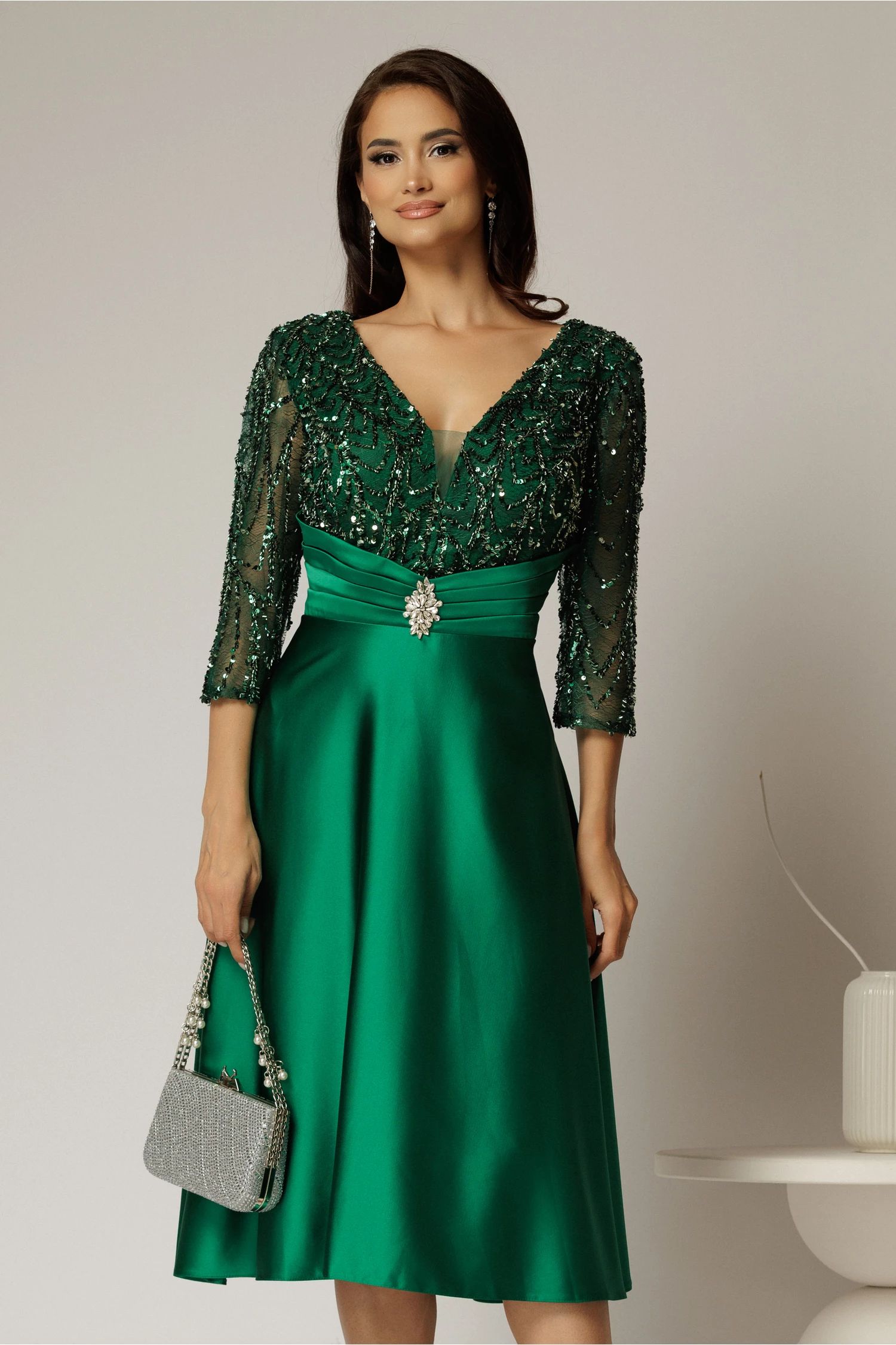 Rochie midi verde de ocazie din tafta si bustul cu paiete si dantela