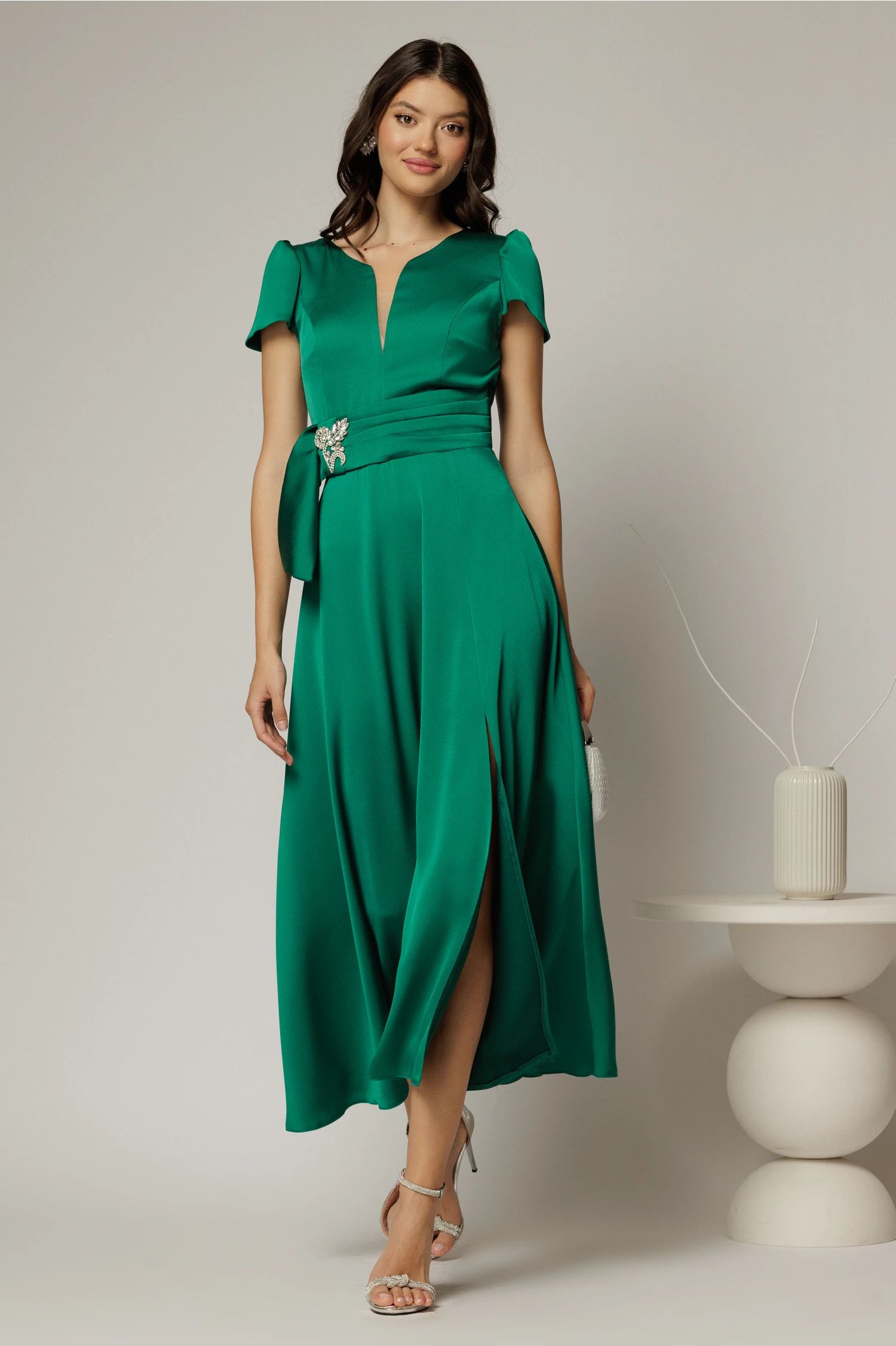 Rochie midi verde din satin cu aplicatie in talie si decolteu adanc