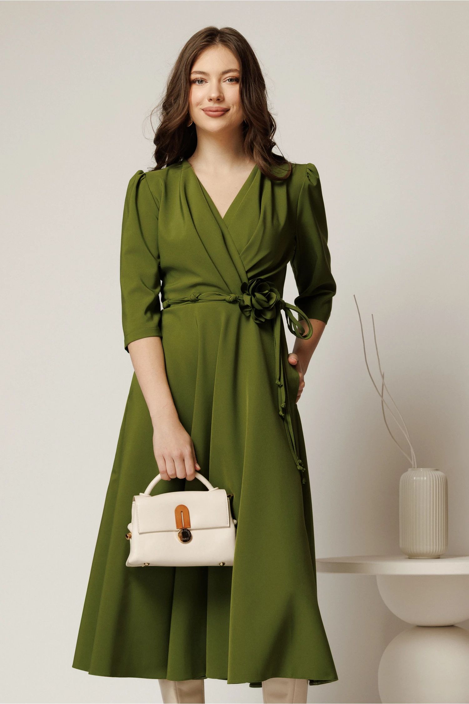Rochie midi verde din stofa in clos cu floare in talie
