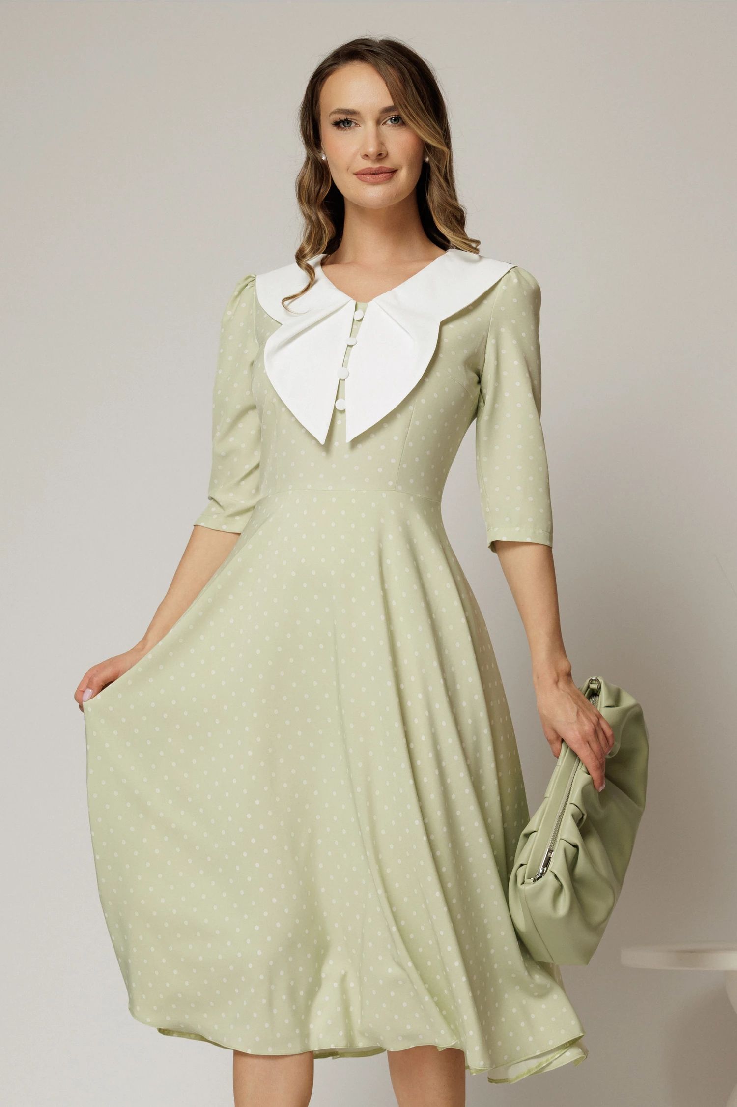 Rochie midi verde fistic cu buline si guler amplu croi clos