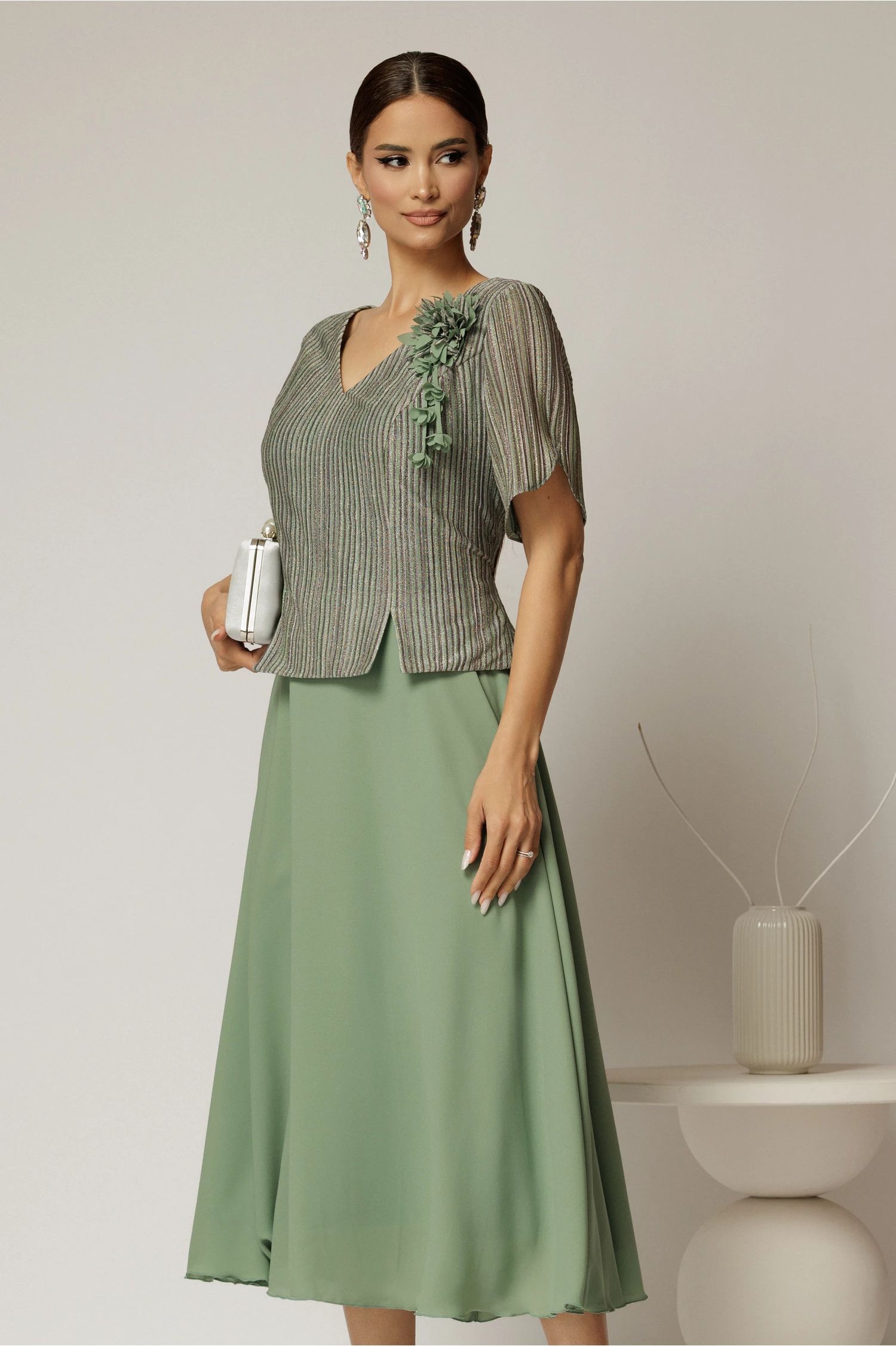 Rochie midi verde fistic cu bustul din lurex si decolteu in V
