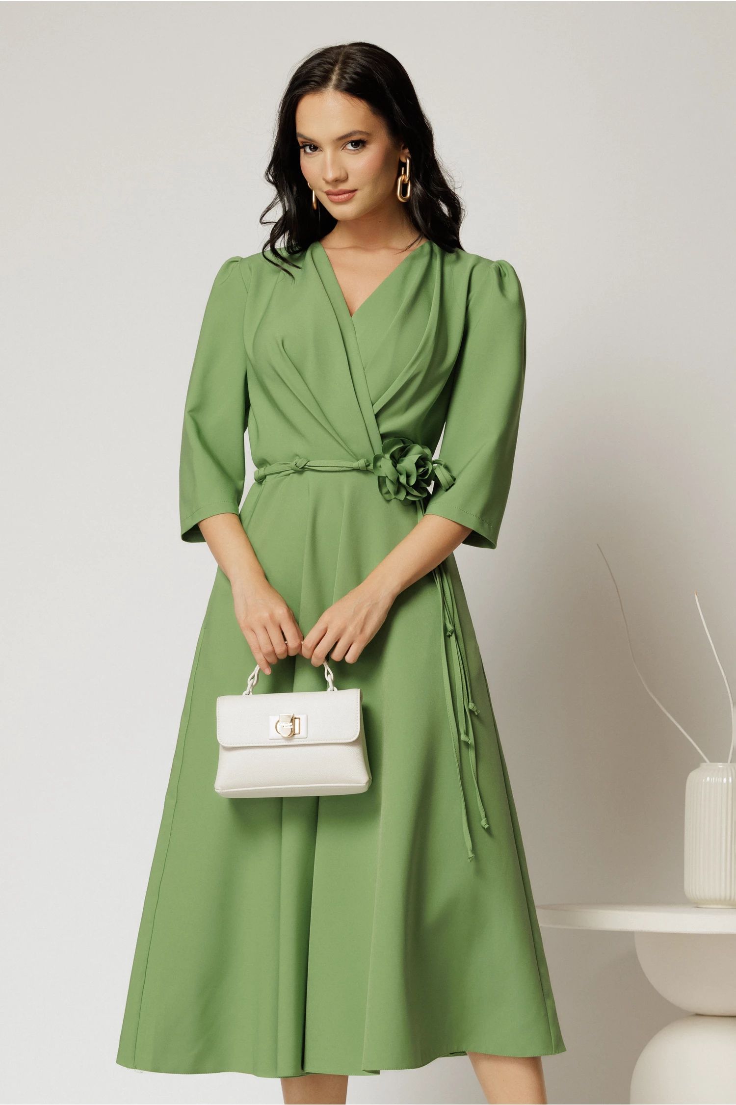 Rochie midi verde fistic din stofa in clos cu floare in talie