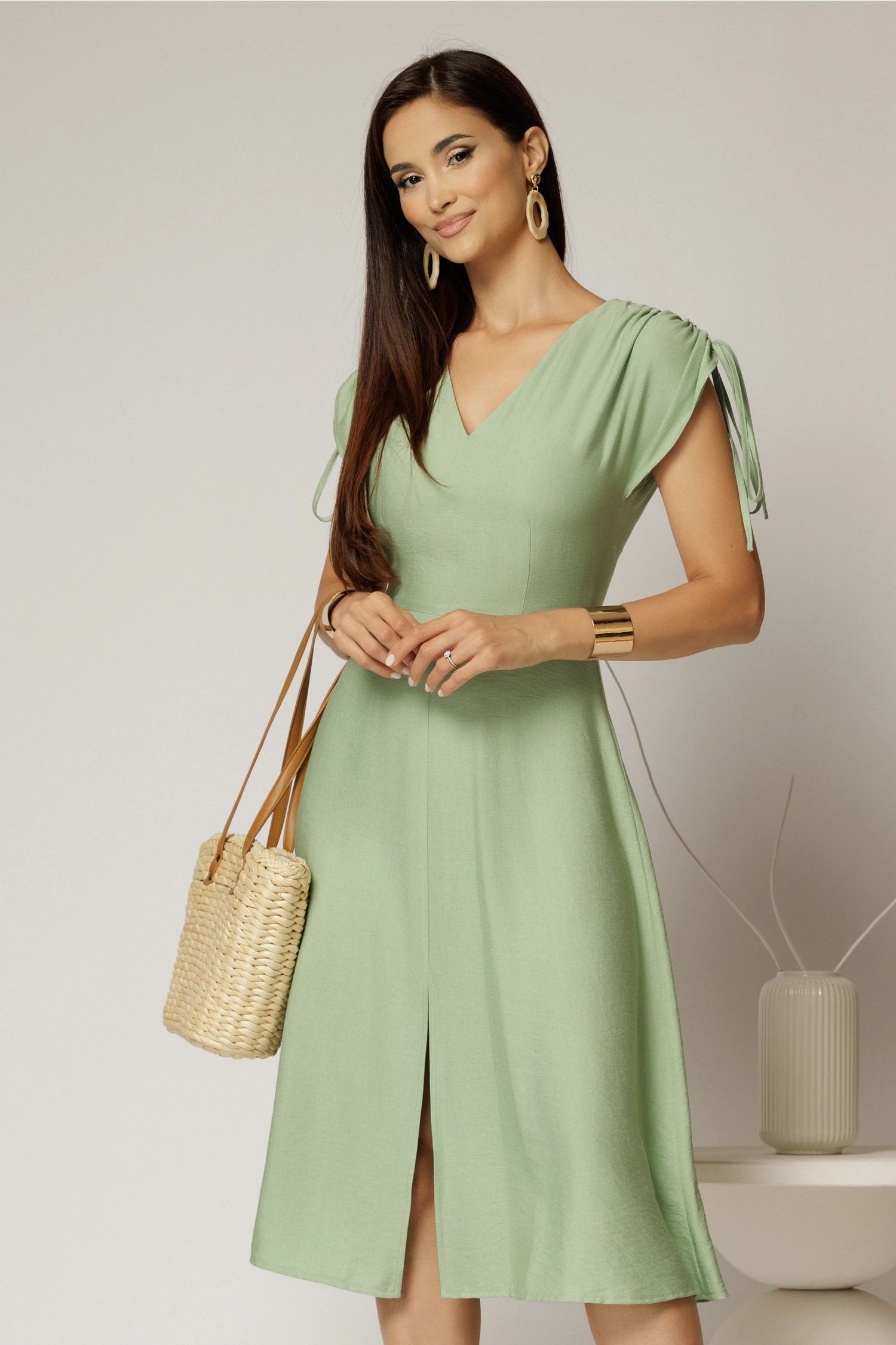 Rochie midi verde fistic din viscoza cu decolteu V si snur la maneci