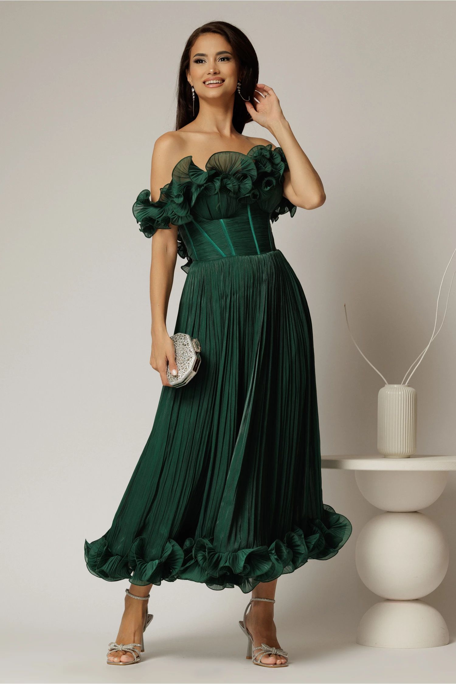 Rochie midi verde in clos din voal satinat cu volanase la bust si la baza