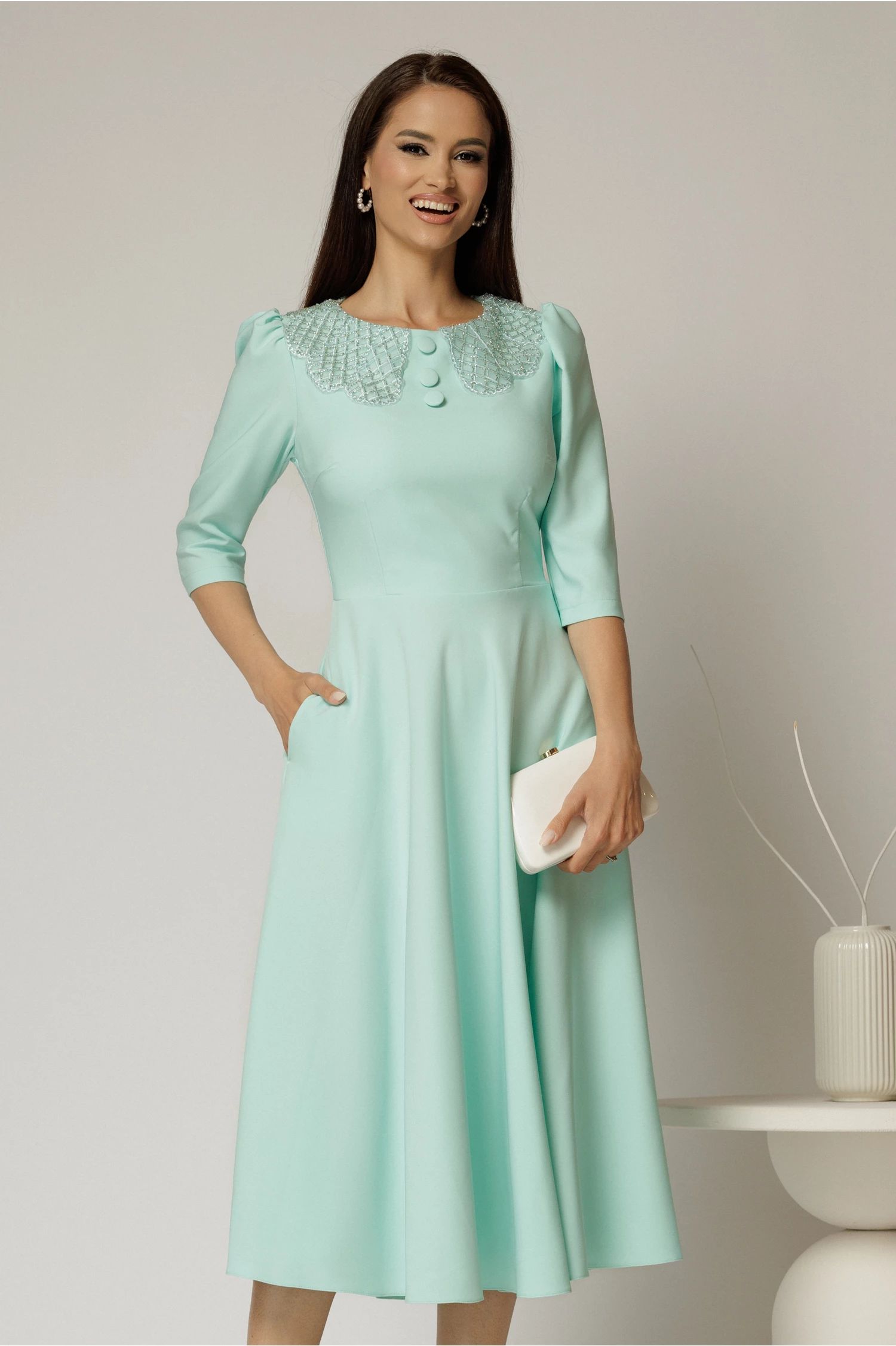 Rochie midi verde menta de ocazie cu nasturi pe bust si guler cu broderie si margele