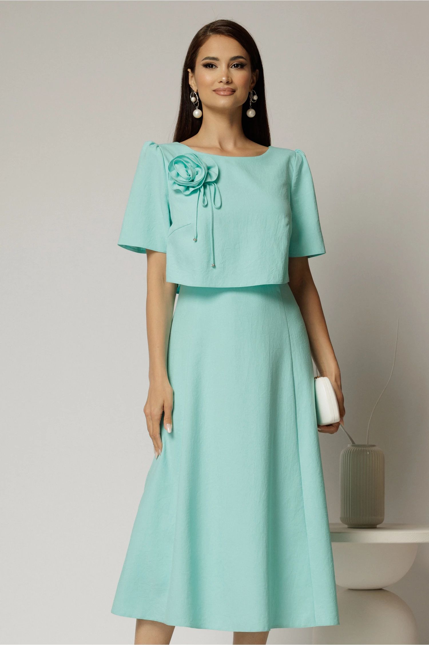 Rochie midi verde menta de zi cu detaliu amplu floral la bust