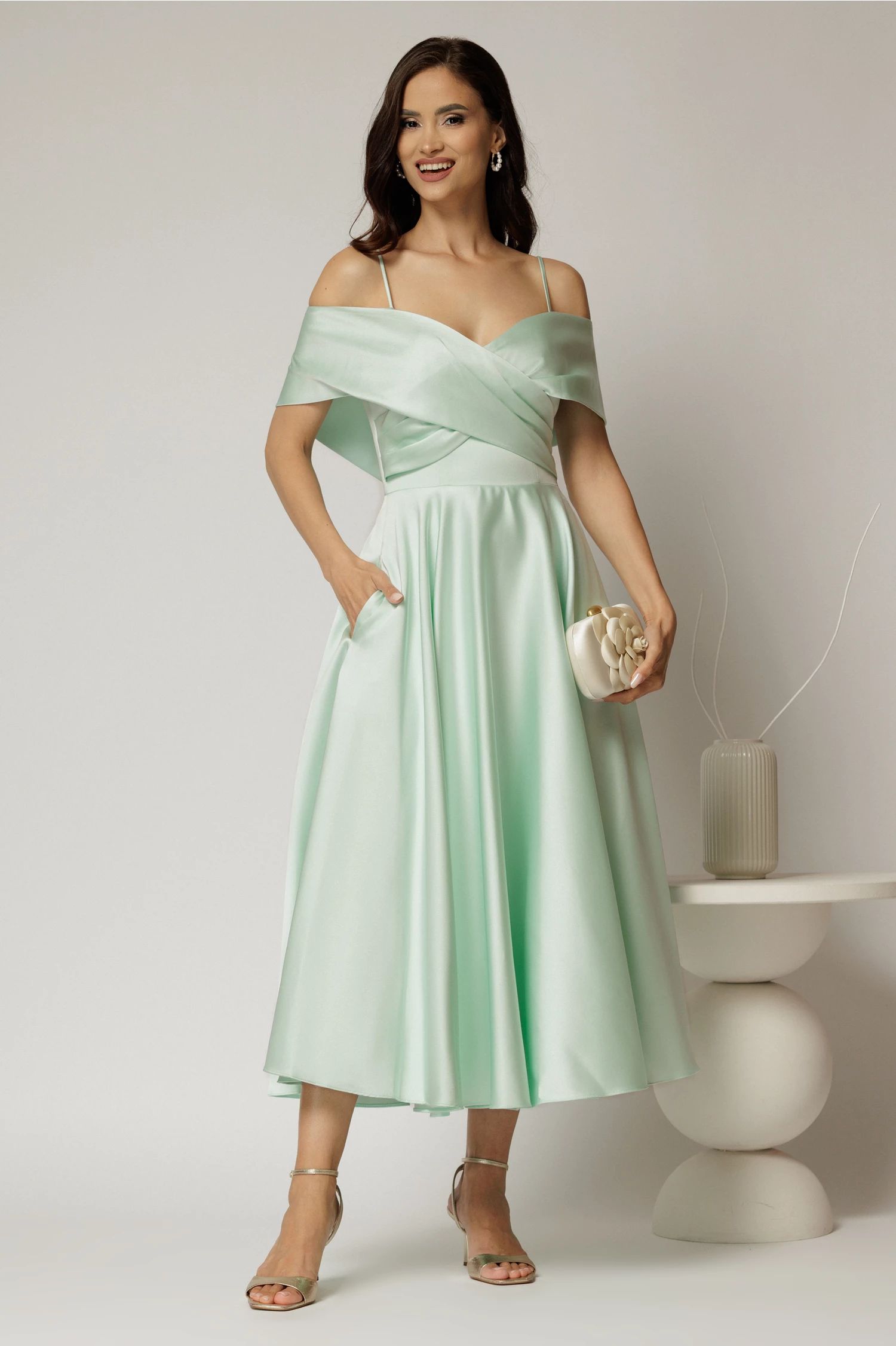 Rochie midi verde menta din tafta de ocazie cu umeri goi