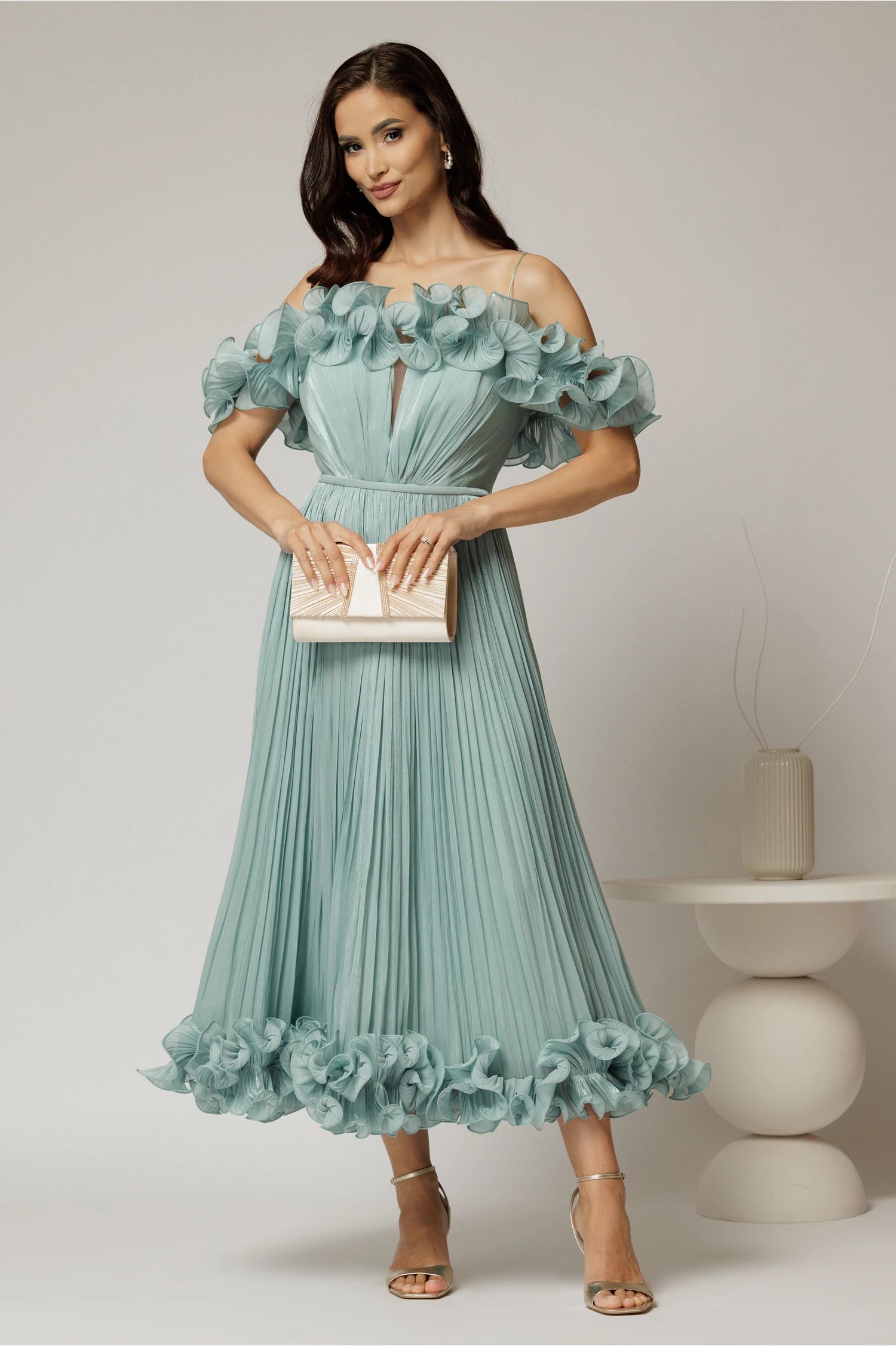 Rochie midi verde mint in clos din voal satinat cu volanase la bust si la baza