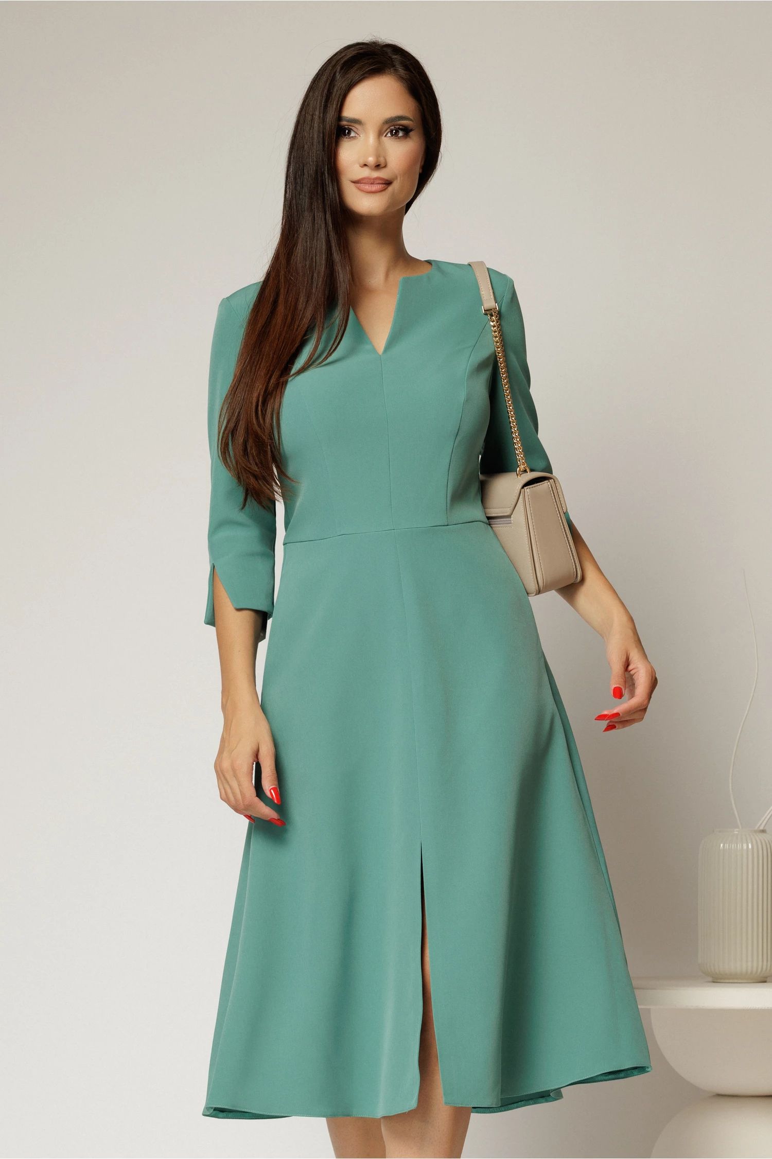 Rochie midi verde turcoaz de zi cu decolteu V si croi clos