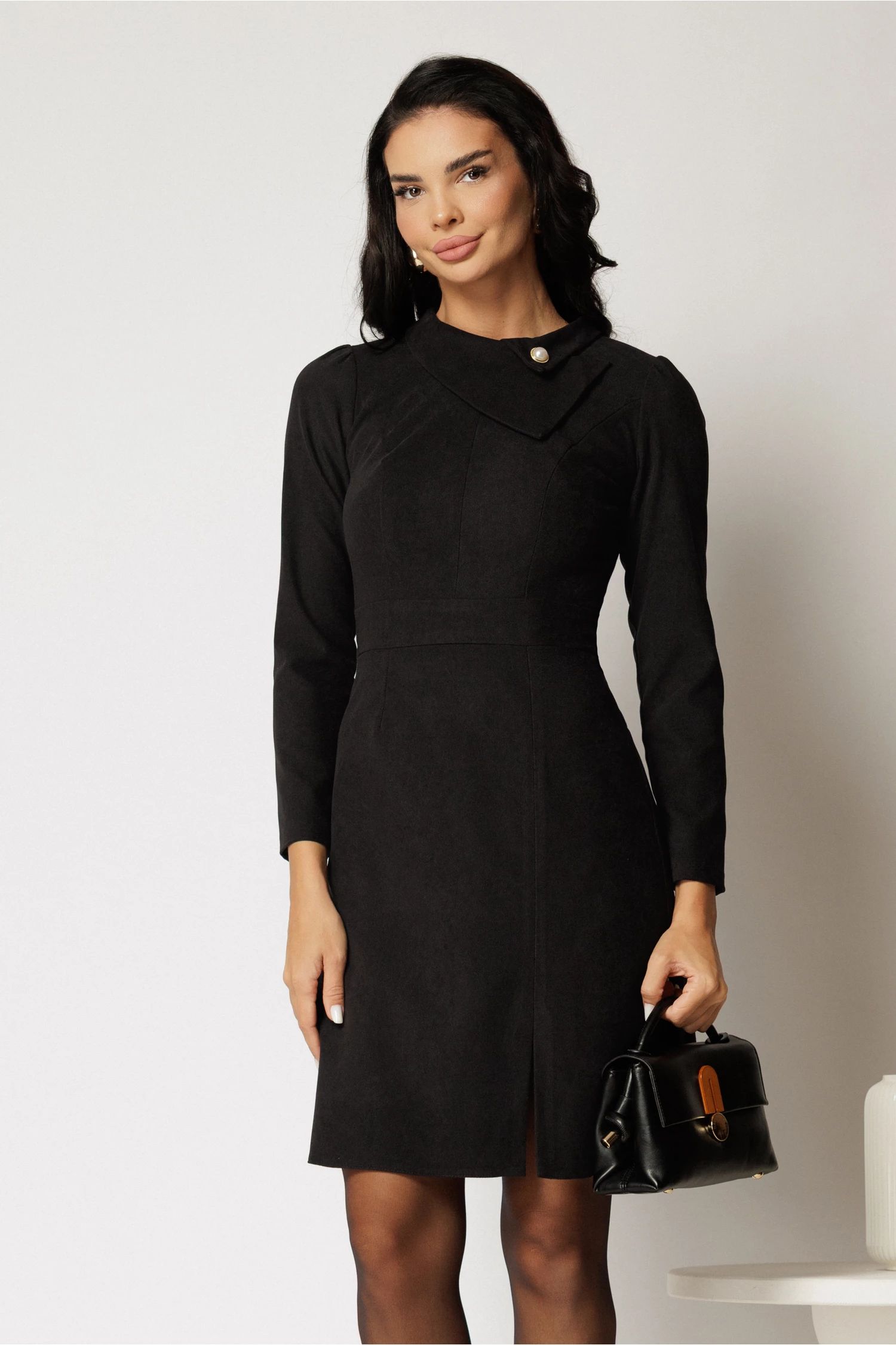 Rochie neagra scurta cu guler modern accesorizat cu nasture perlat