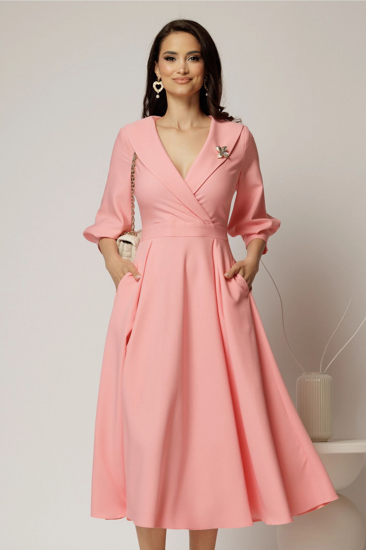 Rochie office de ocazie din stofa roz somon cu bust petrecut si rever
