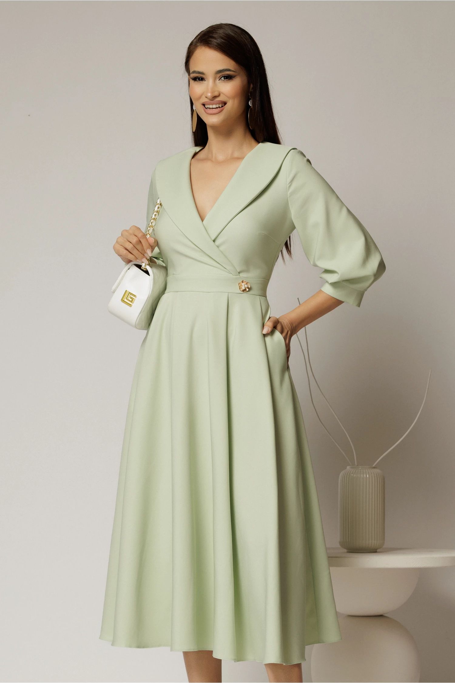 Rochie office de ocazie din stofa verde fistic deschis cu bust petrecut si rever