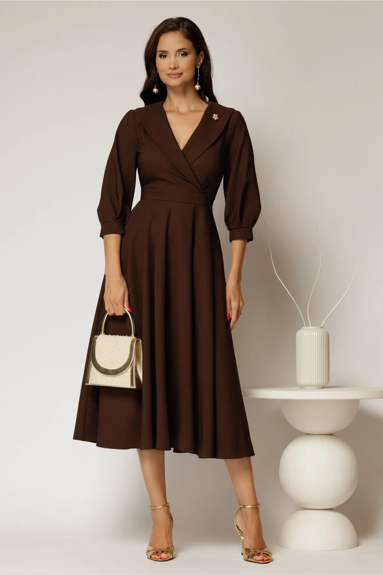 Rochie office din stofa maro cu bust petrecut si rever 3