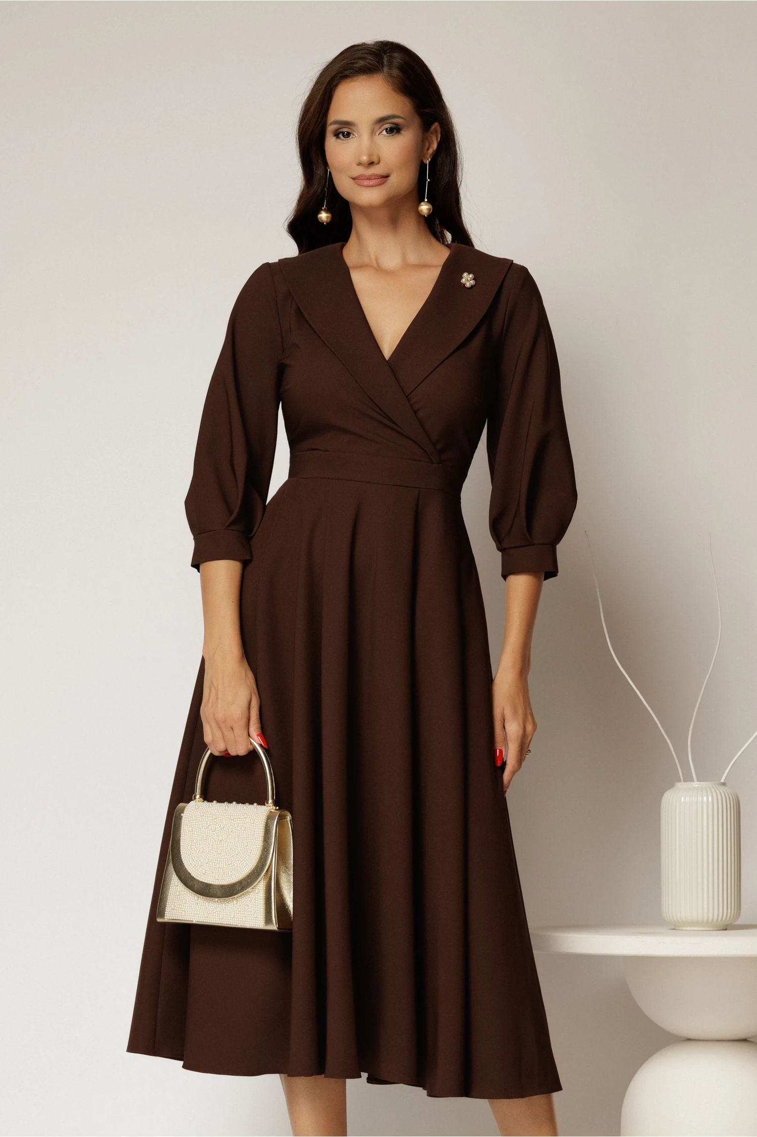 Rochie office din stofa maro cu bust petrecut si rever