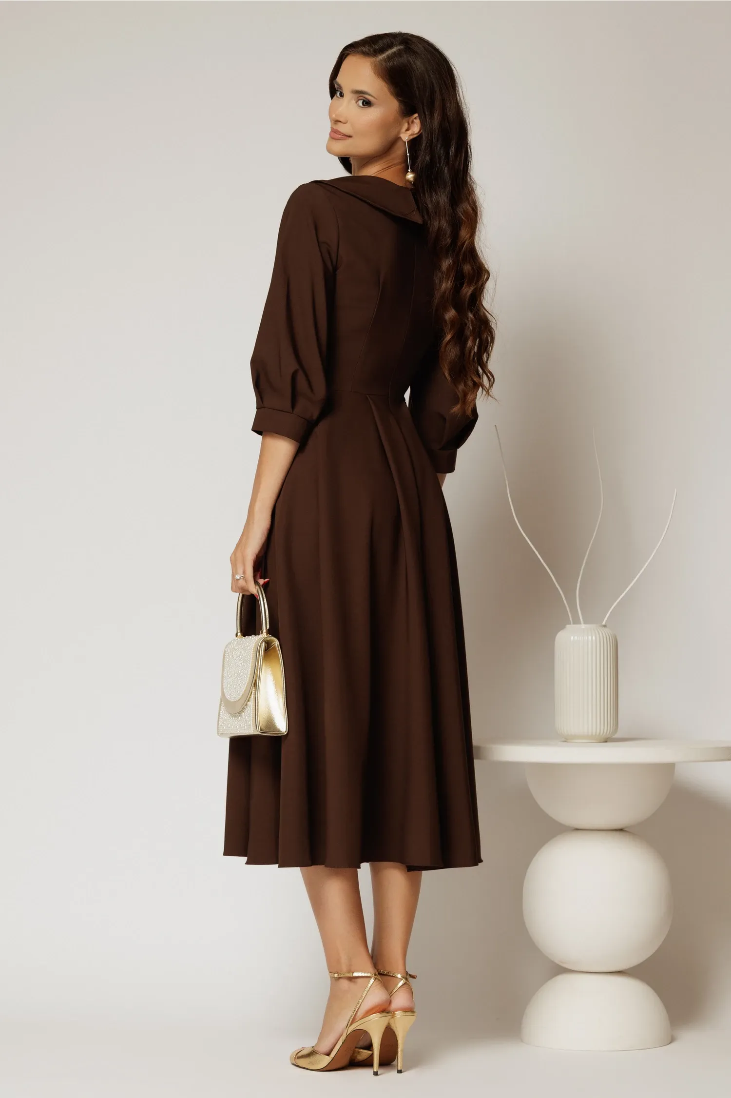 Rochie office din stofa maro cu bust petrecut si rever 2