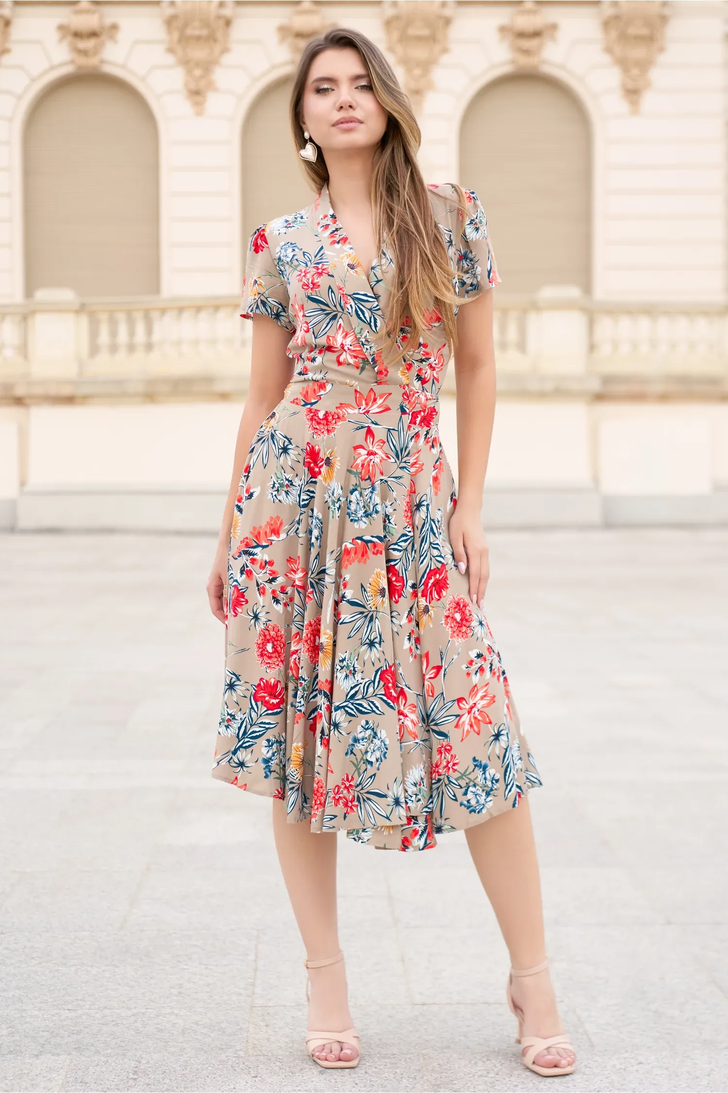 Rochie din viscoza bej cu croi petrecut si imprimeu floral rosu 4