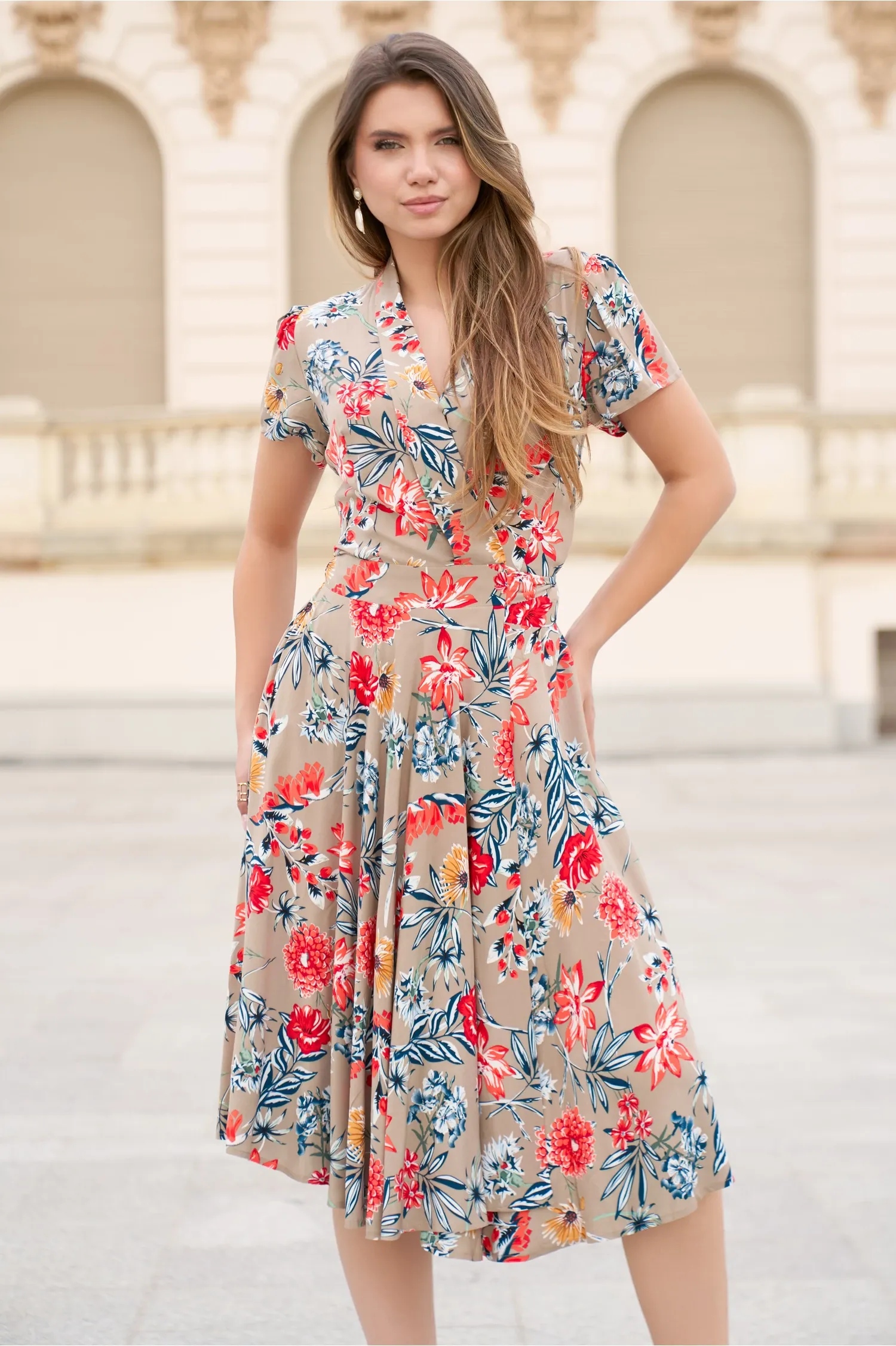 Rochie din viscoza bej cu croi petrecut si imprimeu floral rosu 2