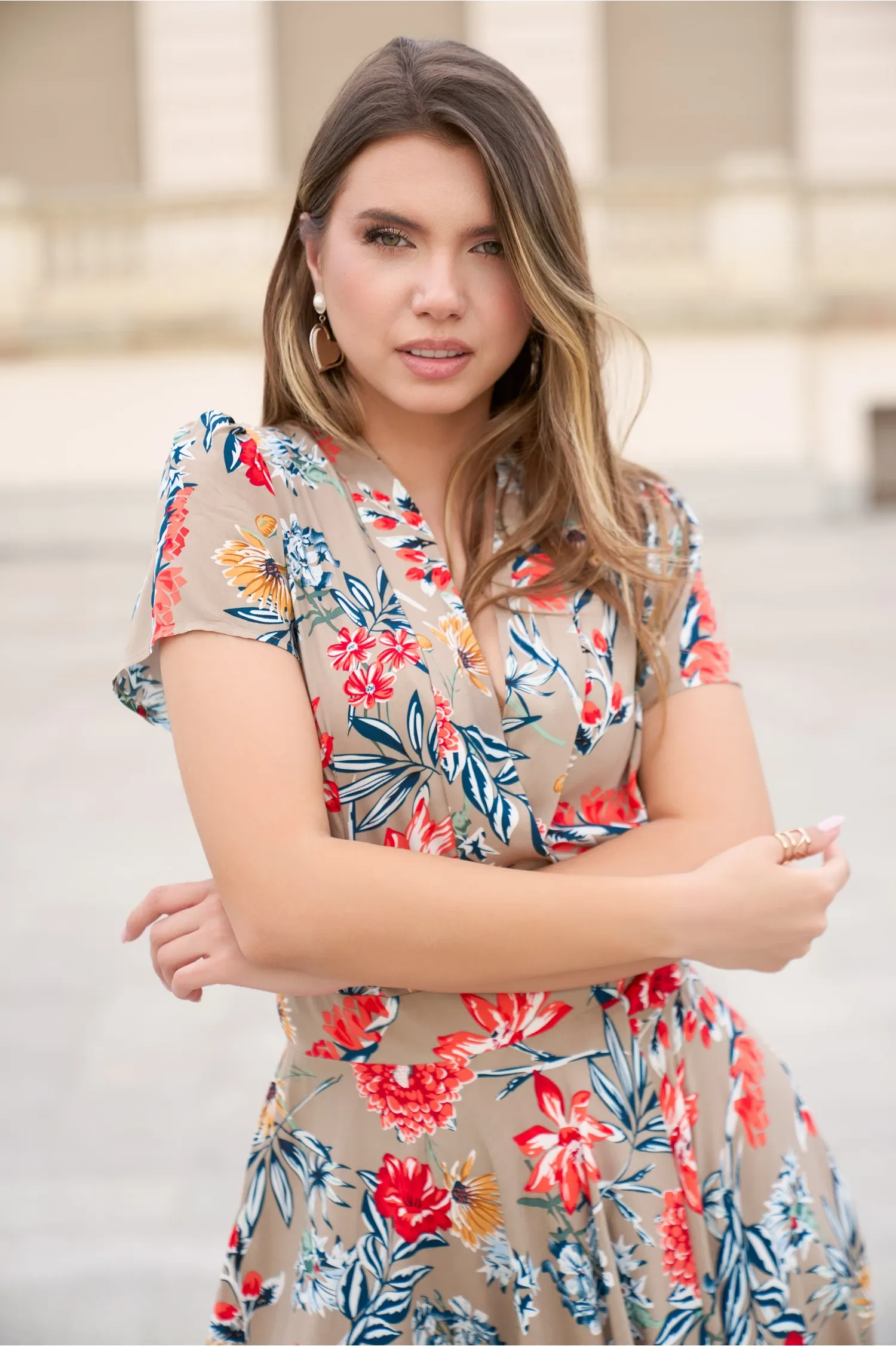 Rochie din viscoza bej cu croi petrecut si imprimeu floral rosu 3