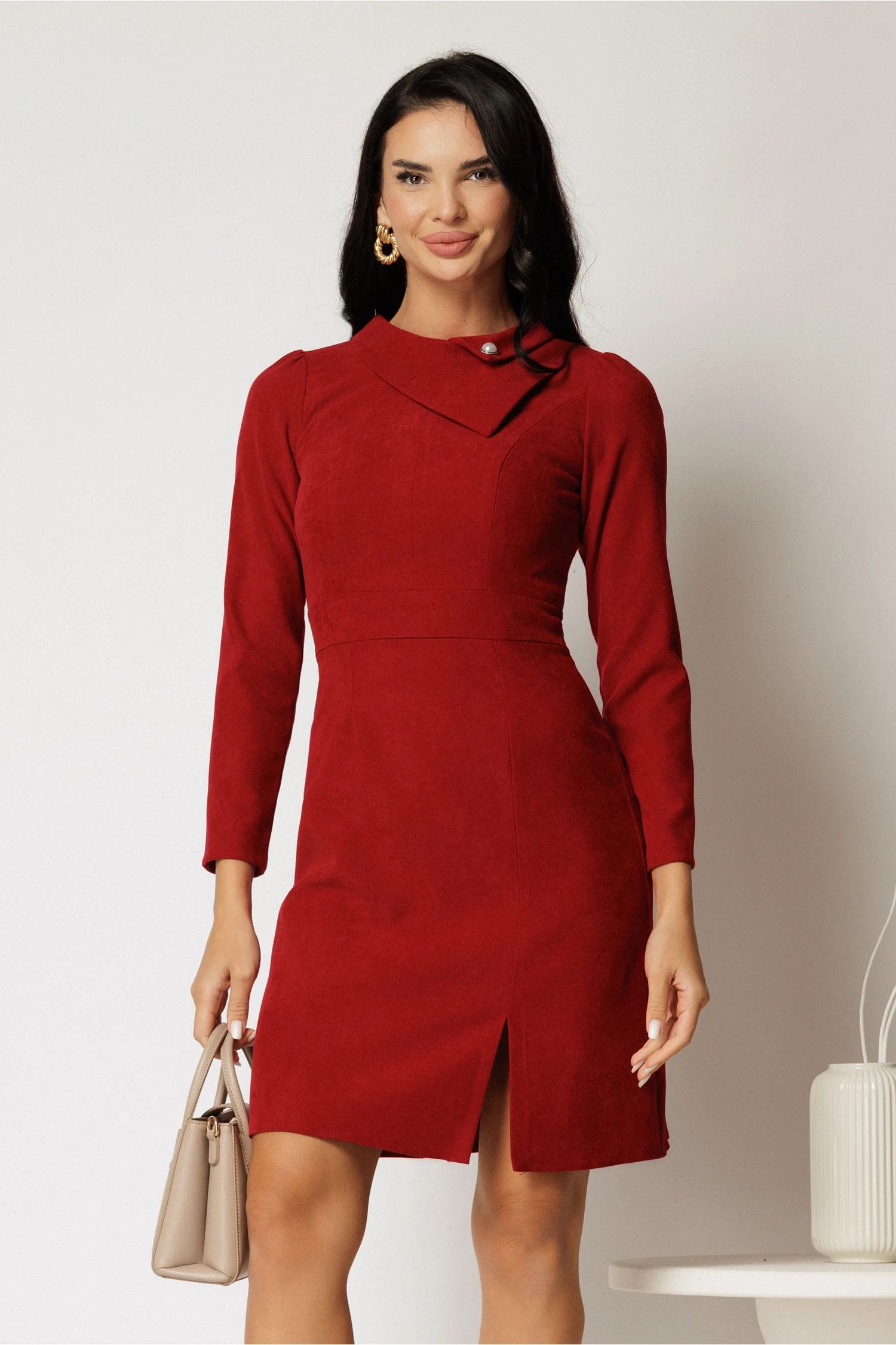 Rochie rosie scurta cu guler modern accesorizat cu nasture perlat
