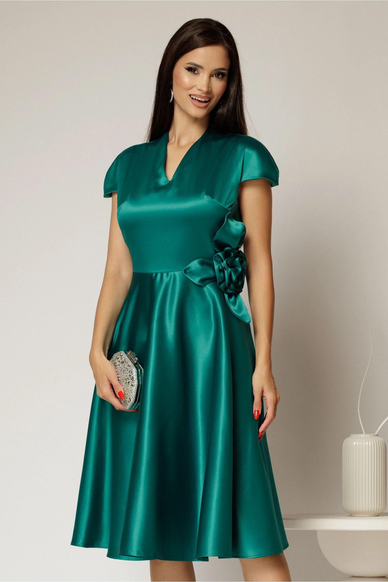 Rochie Sabrina verde din tafta cu accesoriu floral textil si decolteu in V