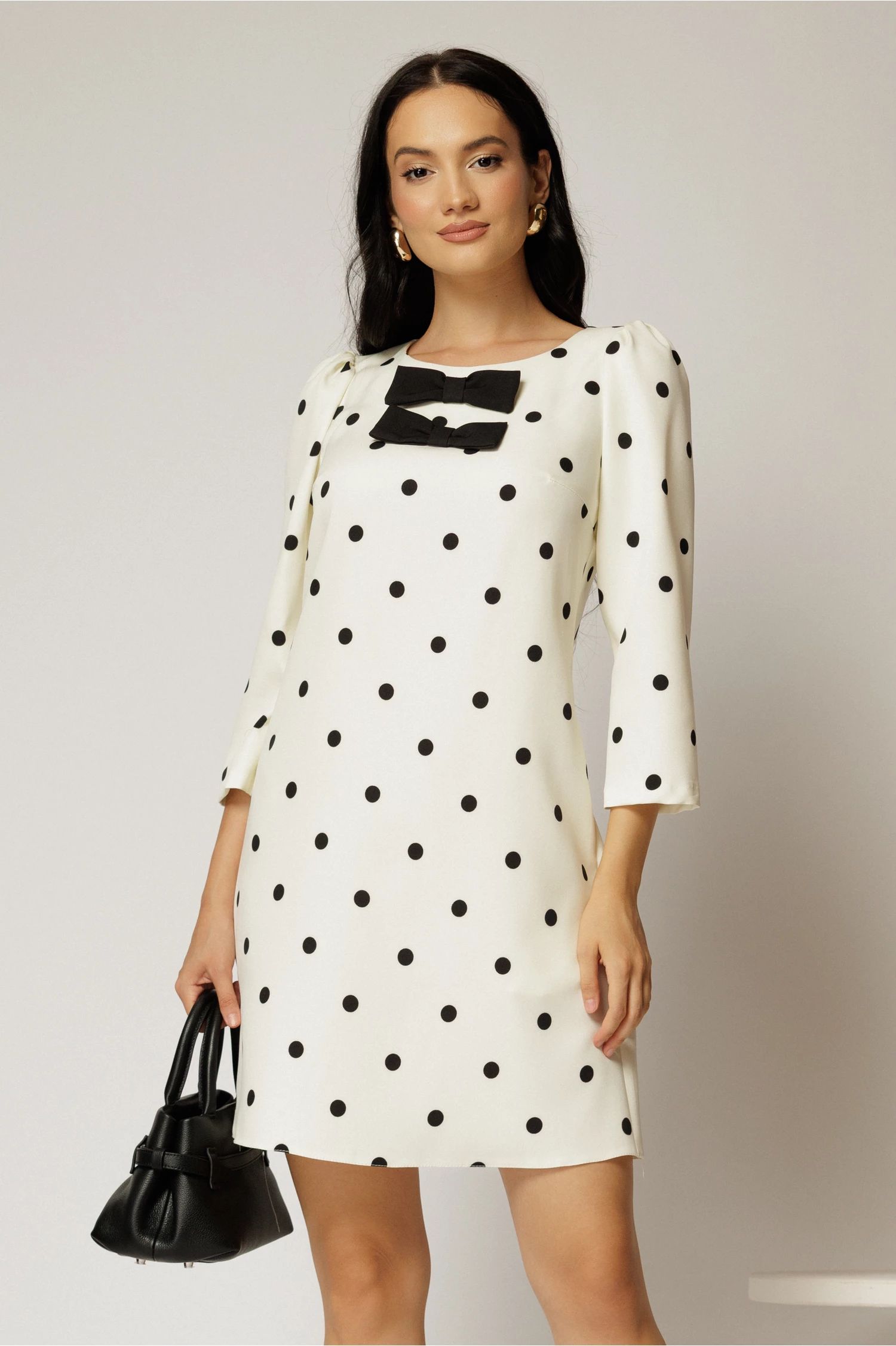 Rochie scurta alba cu buline cu croi drept si funde pe bust