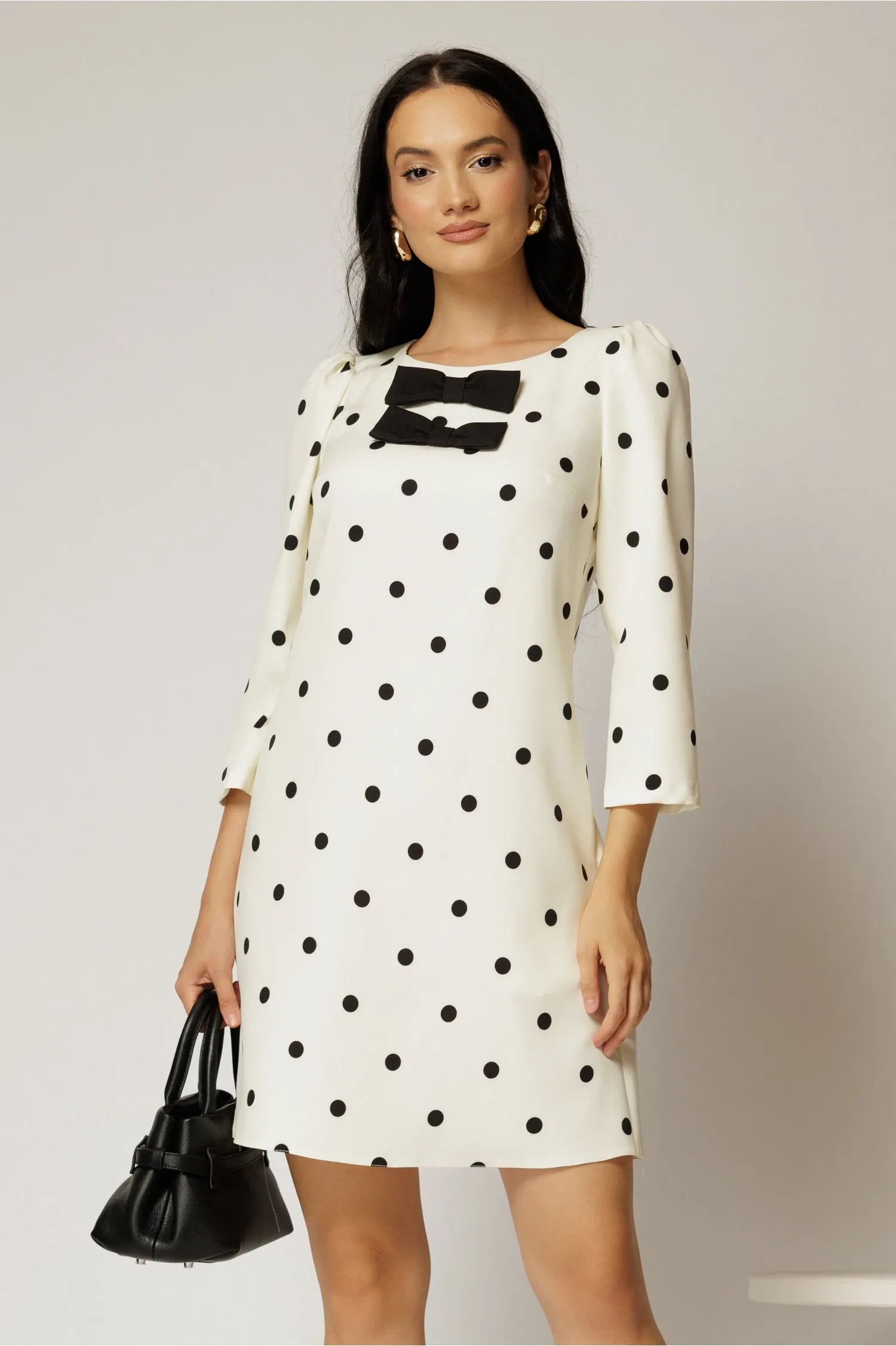 Rochie scurta alba cu buline cu croi drept si funde pe bust 1
