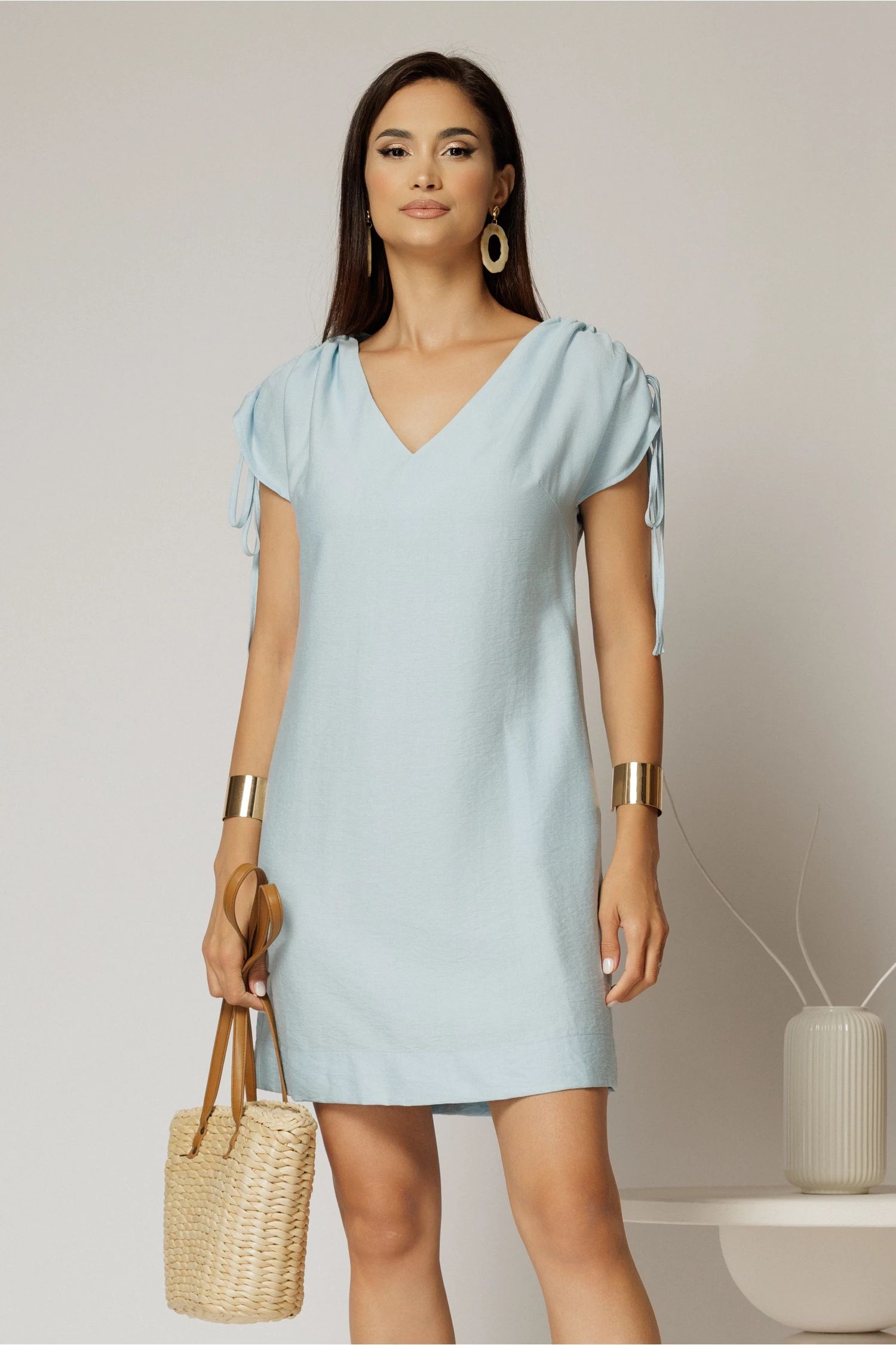 Rochie scurta bleu cu croi drept din rayon cu decolteu in V si snur la maneci