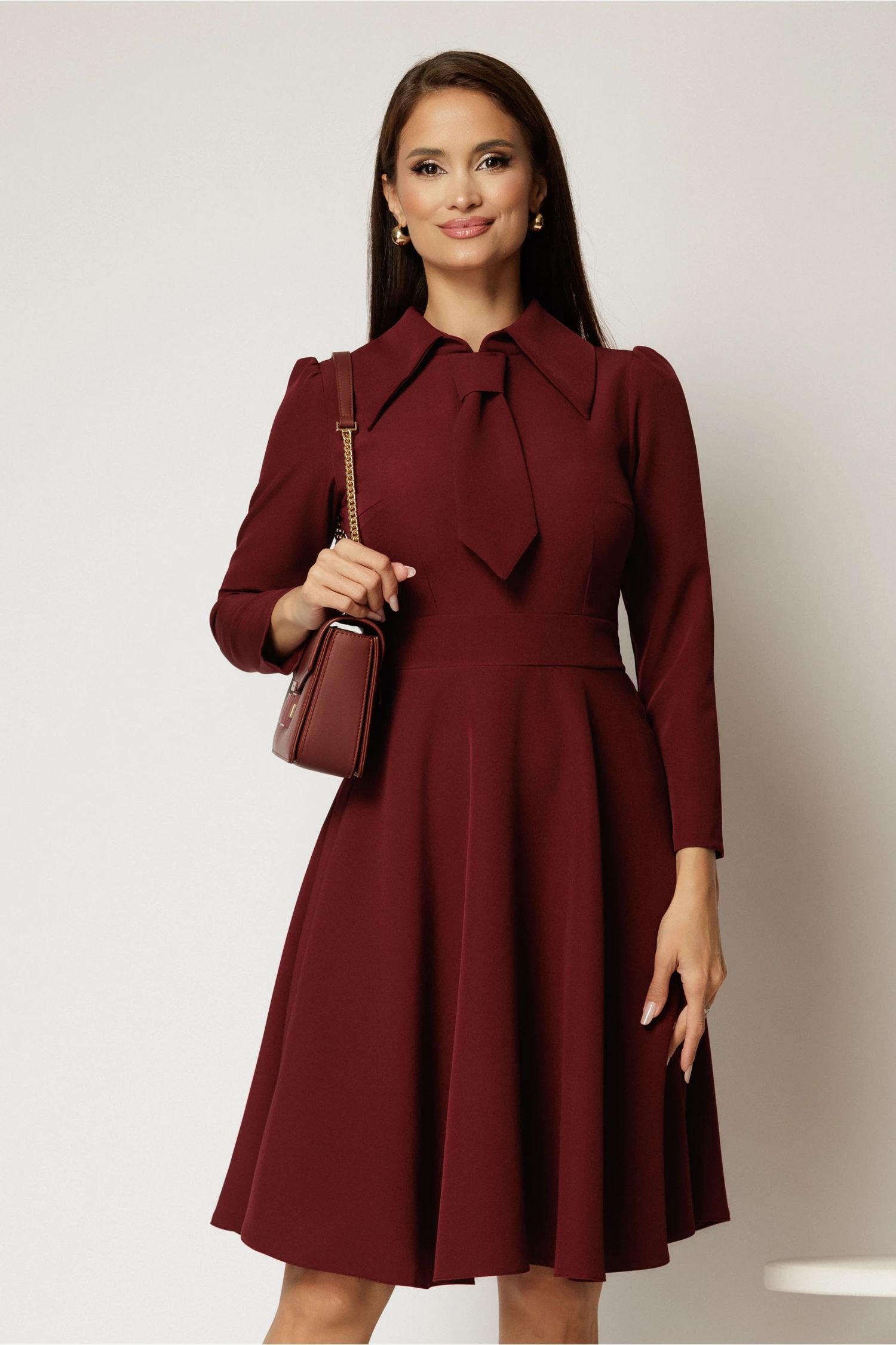 Rochie scurta bordo clos cu guler tip cravata