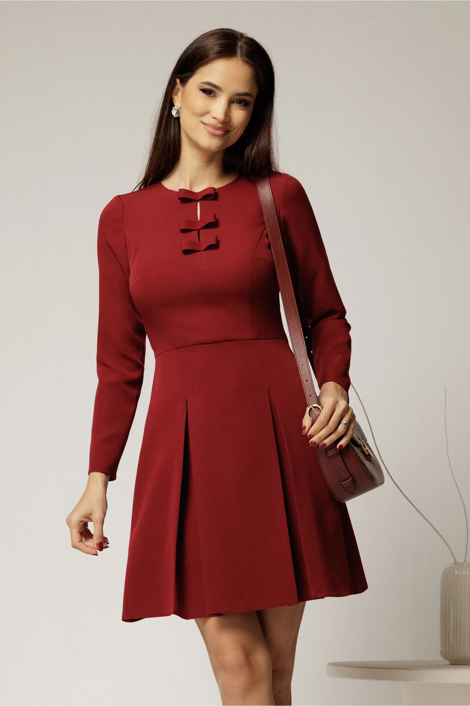 Rochie scurta bordo cu funde la bust si pliuri pe fusta