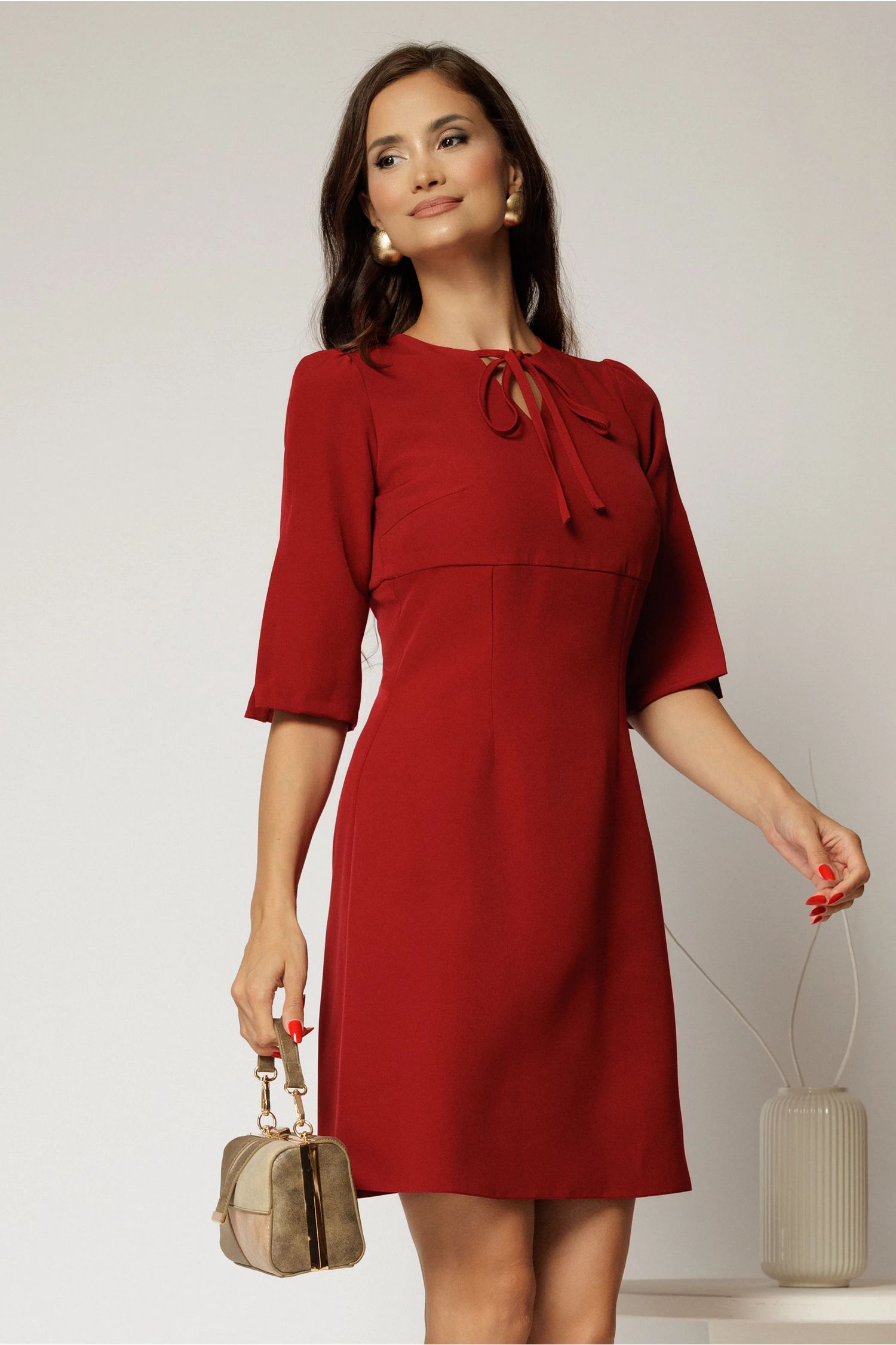 Rochie scurta bordo cu snur la decolteu