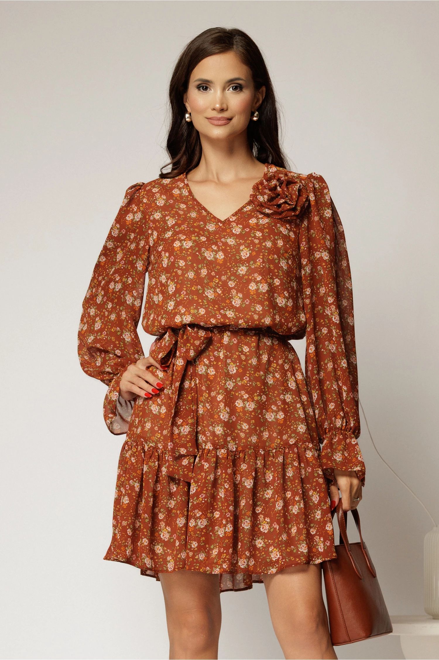 Rochie scurta caramizie cu imprimeu floral si volanas la baza