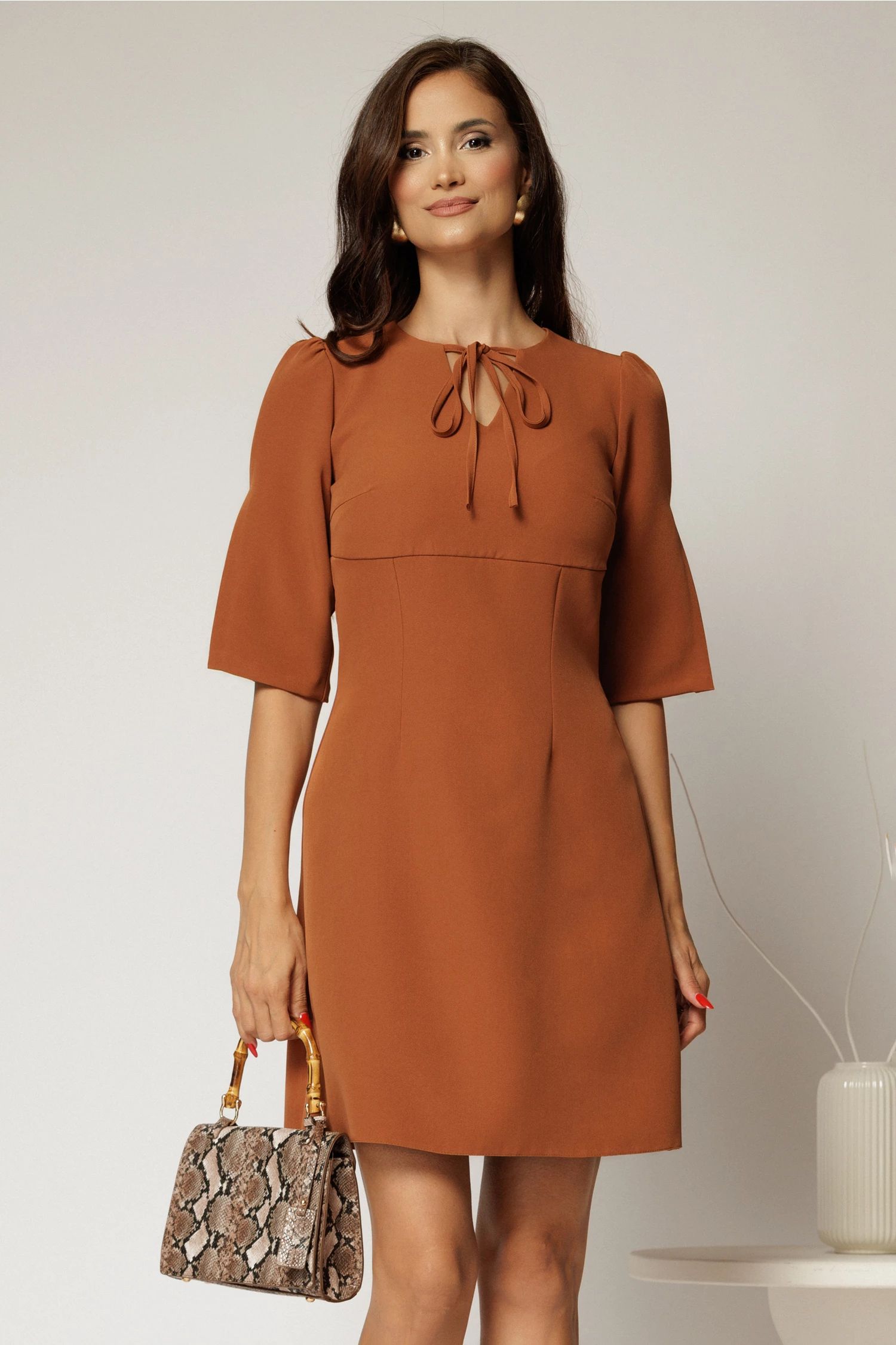 Rochie scurta caramizie cu snur la decolteu