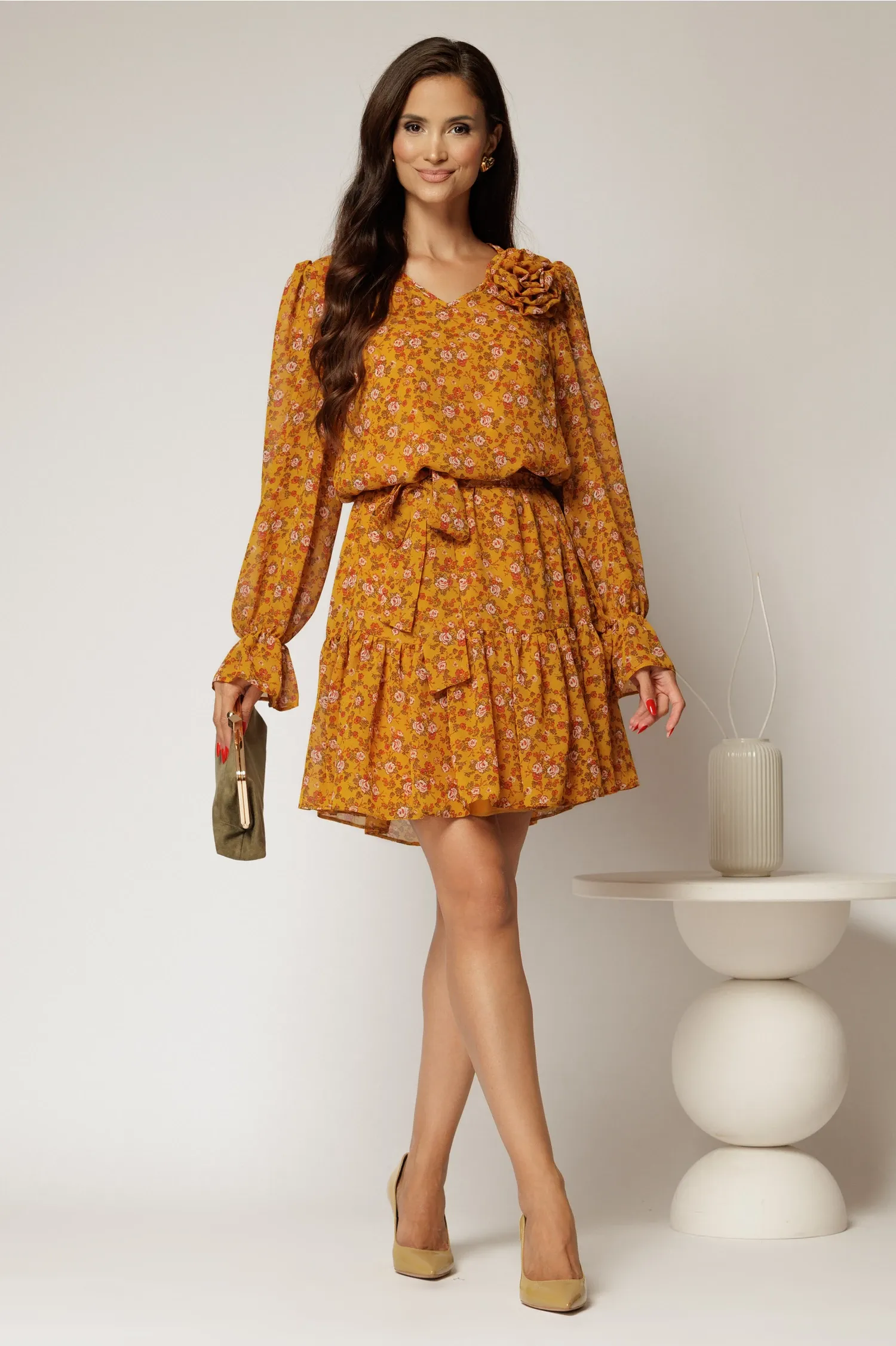Rochie scurta galben mustar cu imprimeu floral si volanas la baza 3