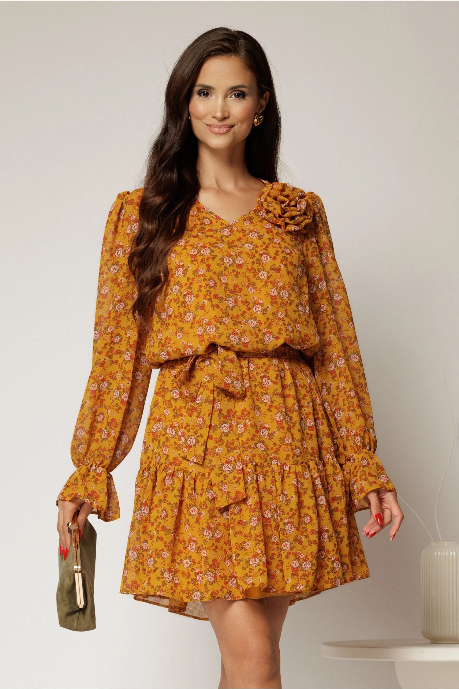 Rochie scurta galben mustar cu imprimeu floral si volanas la baza