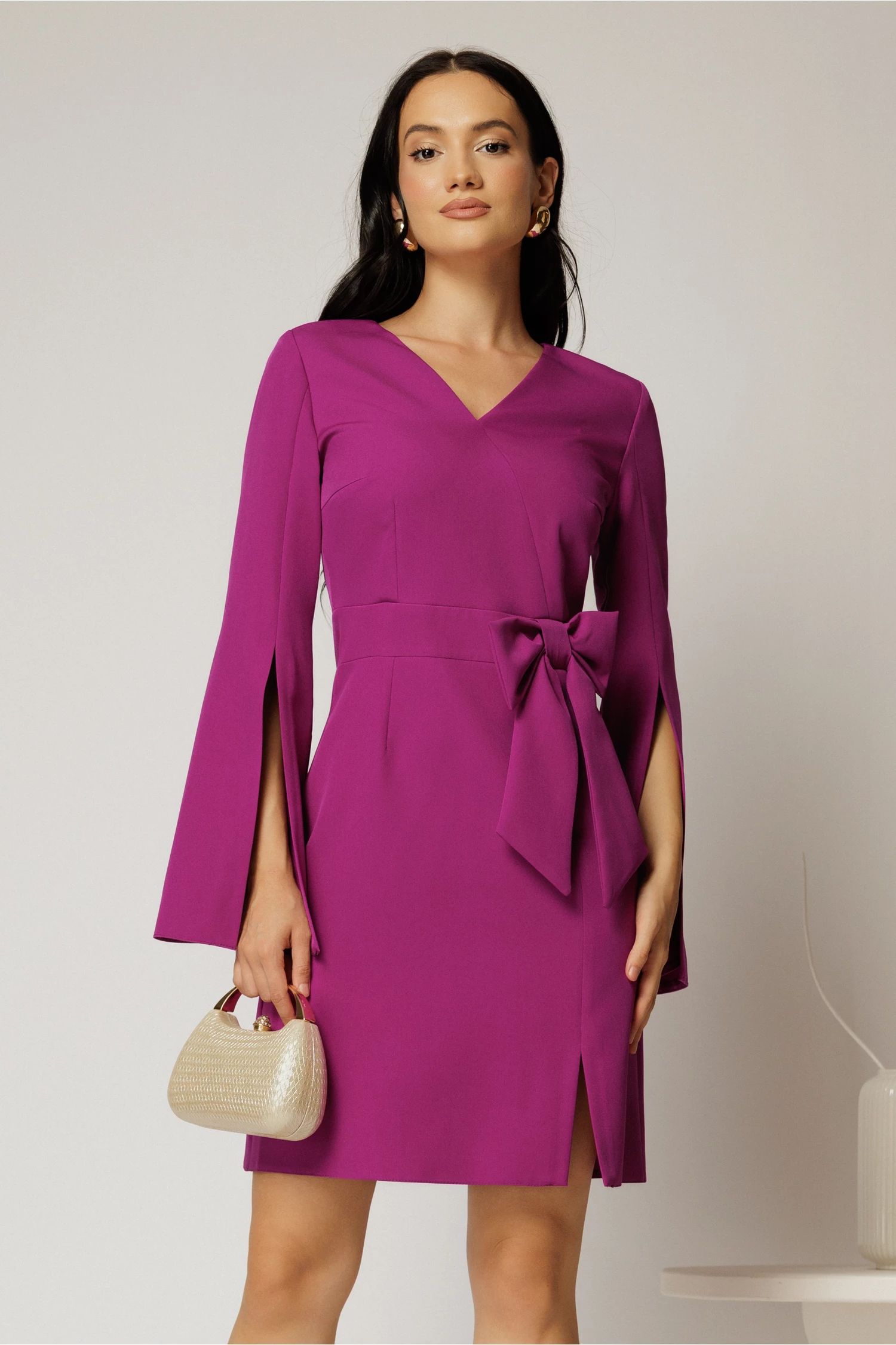 Rochie scurta magenta cu funda ampla in talie si maneci sparte