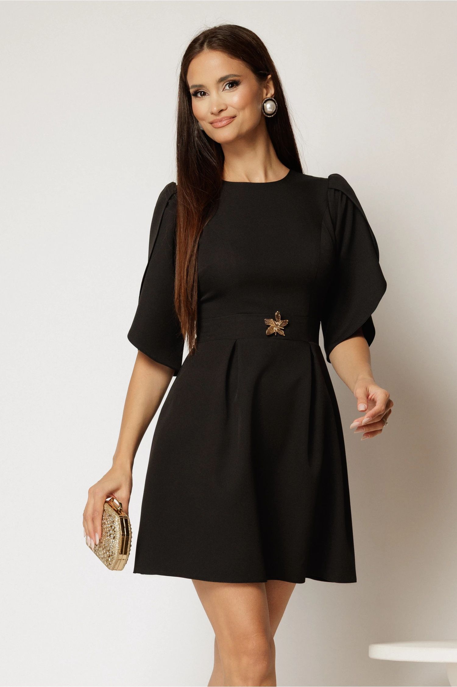 Rochie Scurta Neagra Cu Accesoriu In Talie Si Maneci Tip Lalea
