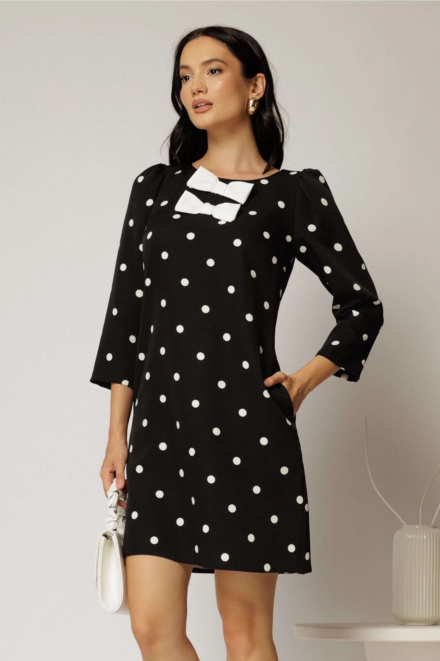 Rochie scurta neagra cu buline cu croi drept si funde pe bust
