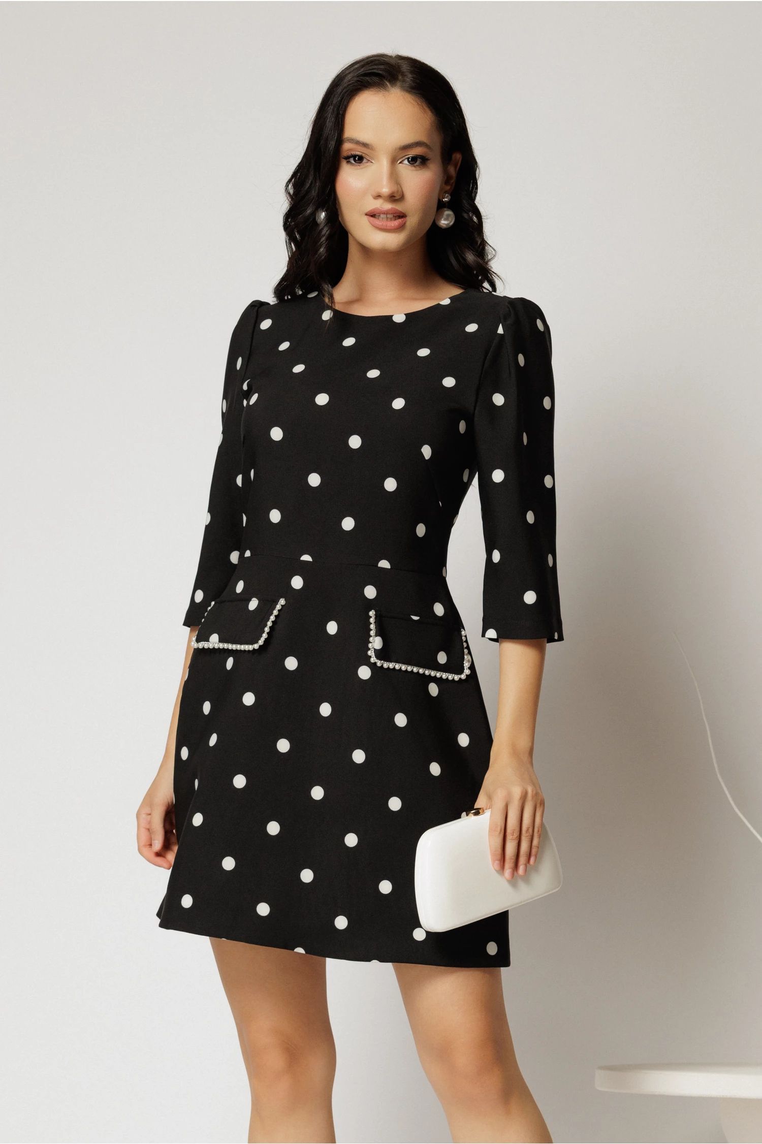 Rochie scurta neagra cu buline cu perle la capace si croi tip A