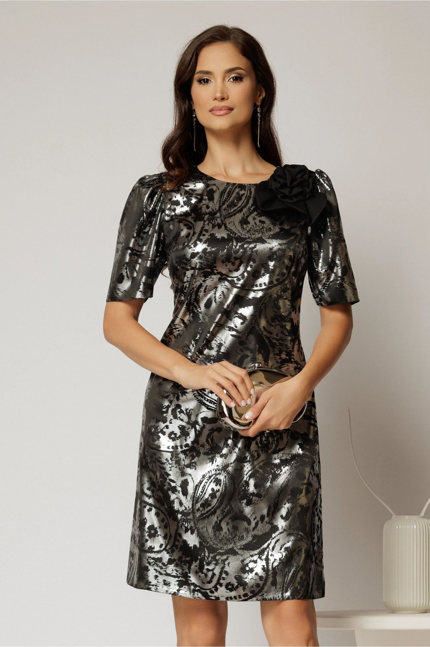 Rochie scurta neagra cu croi drept si imprimeuri argintii