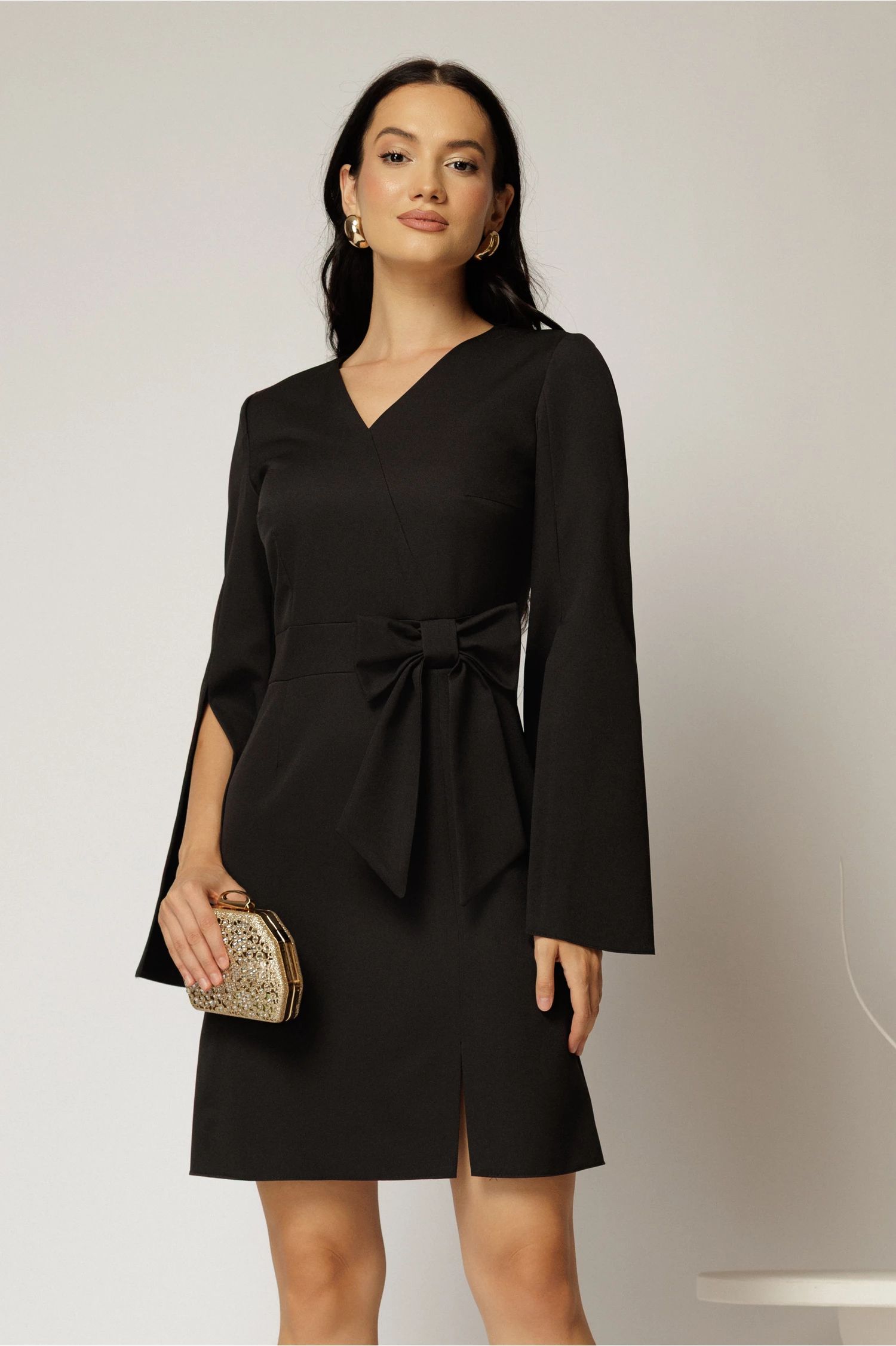 Rochie scurta neagra cu funda ampla in talie si maneci sparte
