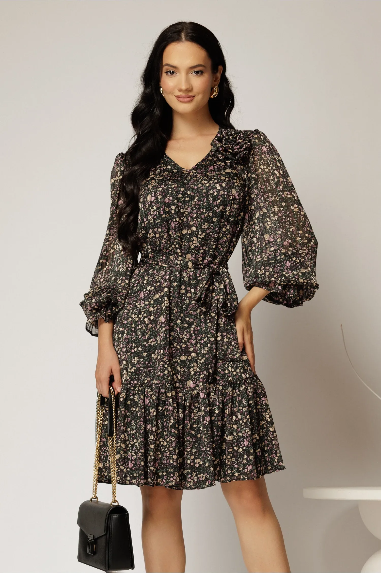 Rochie scurta neagra cu imprimeu lila si volanas la baza 1