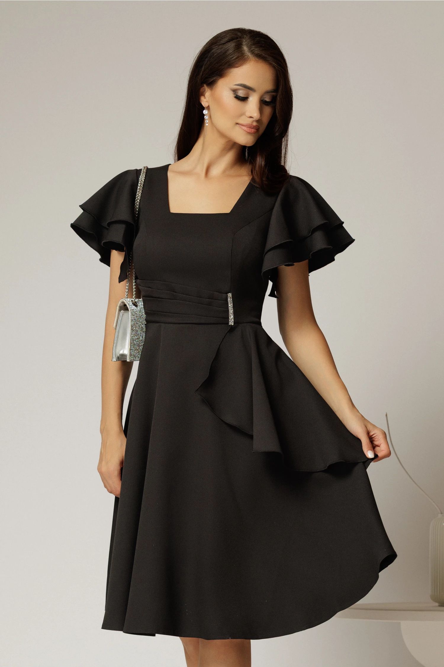 Rochie scurta neagra cu maneci scurte evazate si aplicatie pe talie